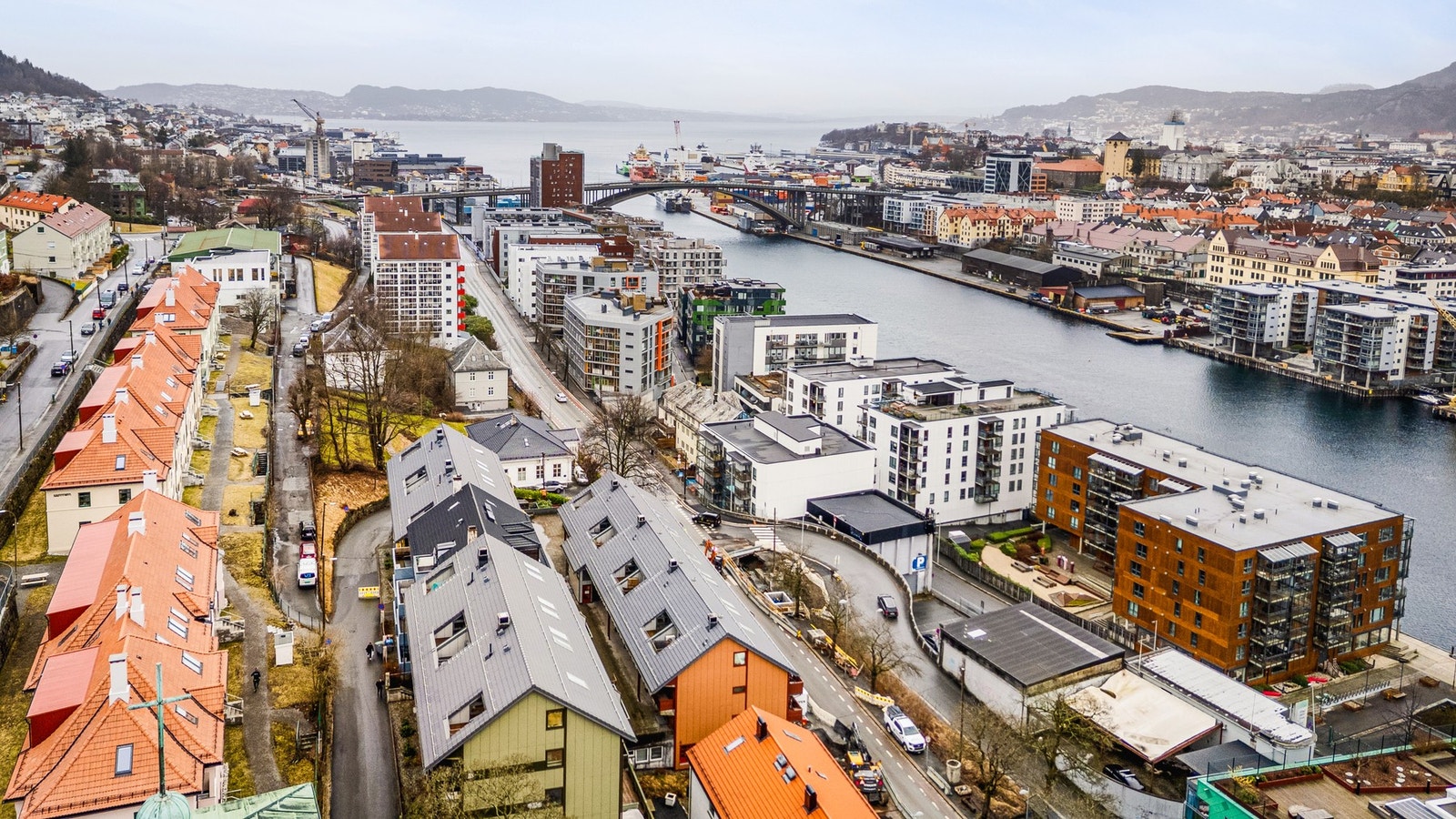 Her bor du sentralt, med kort avstand til sentrum og et variert servicetilbud, samtidig som sjøen og flotte uteområder er like i nærheten. Galleribilde