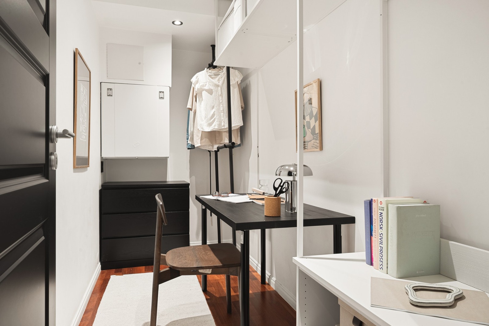 Like ved entréen har du et kontor som også kan brukes som walk-in garderobe. Galleribilde