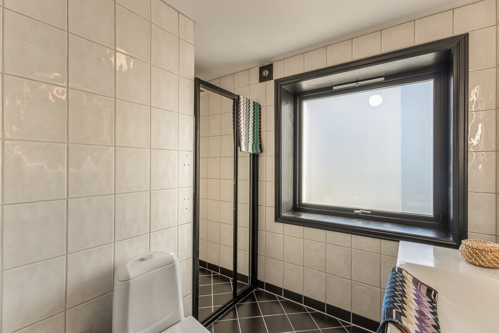 Badet er innredet med toalett, dusjhjørne og servant med innredning/speil/belysning. Galleribilde
