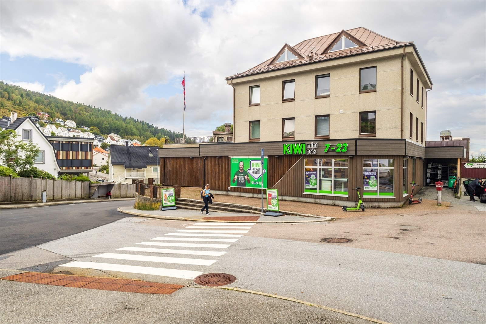 Foruten om Laksevåg senter ligger KIWI Hamrehjørnet like i nærheten. Galleribilde