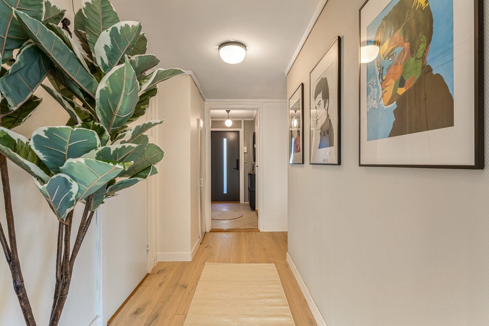 Fra entréen ledes en naturlig inn i resten av leiligheten. Galleribilde