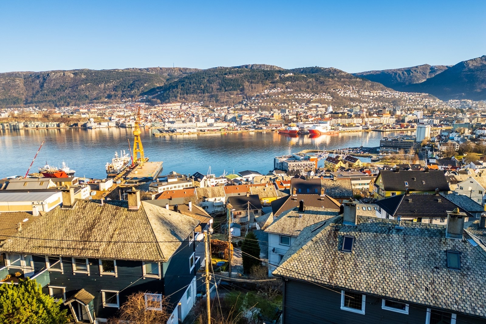 Fra deler av eiendommen har du herlig utsikt utover Byfjorden og videre bort mot Fløyen og Ulriken. Galleribilde