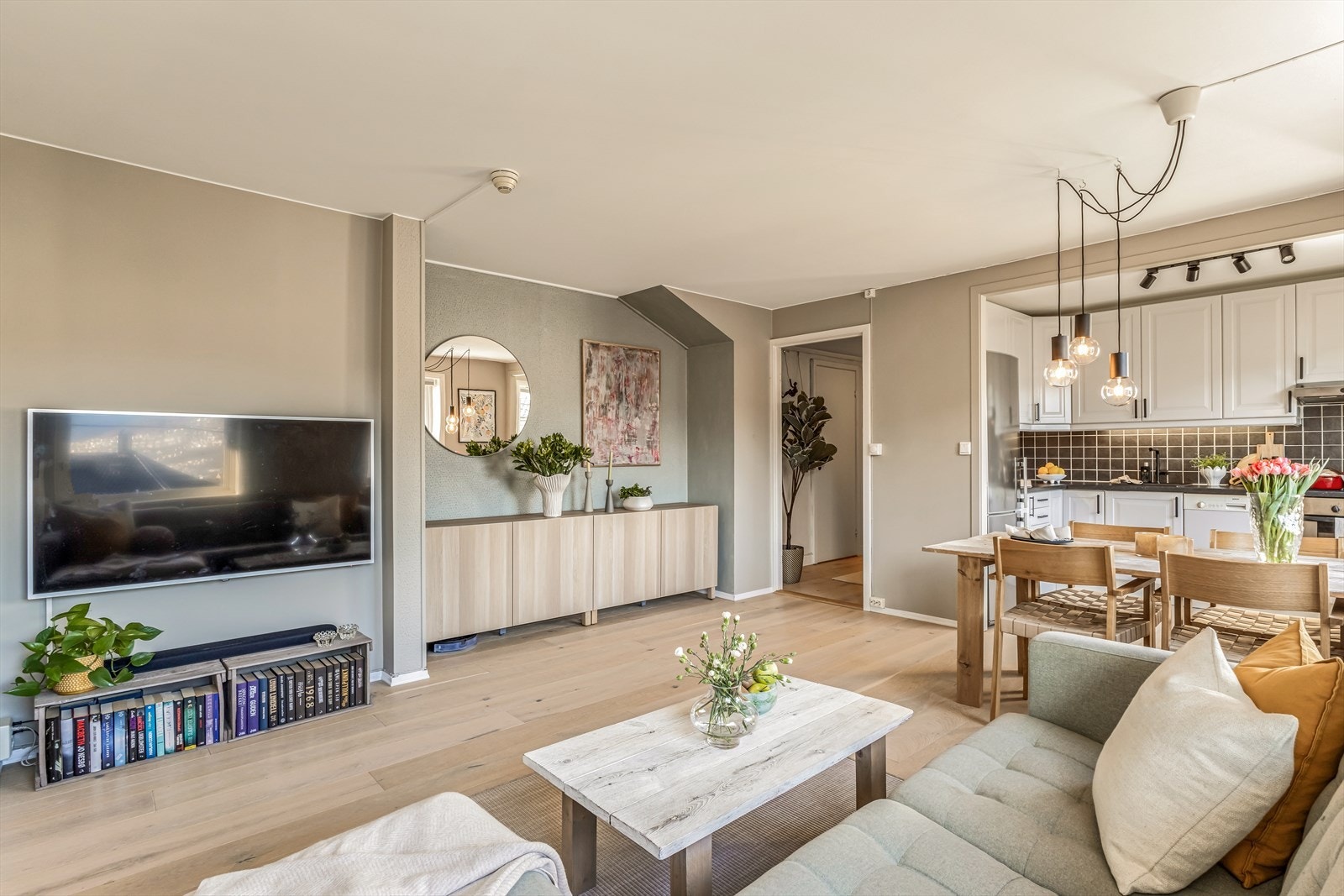 Her er det plass til å innrede med både spisegruppe og en hyggelig sofakrok. Galleribilde