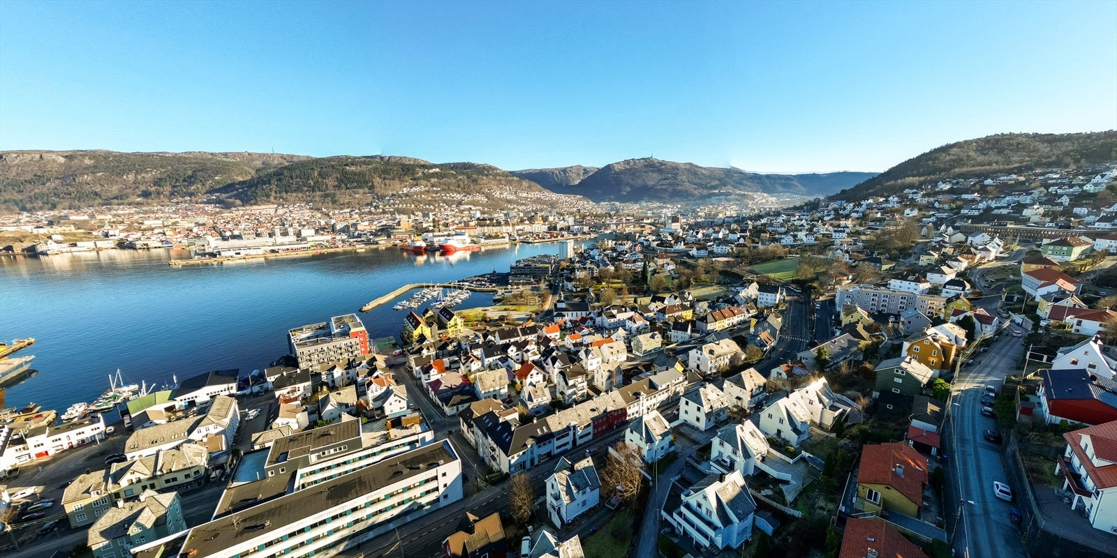 Det er kort avstand til Bergen sentrum og alle byens fasiliteter. Nærmeste busstopp er kun få minutters gange unna og herfra går bussene med hyppige avganger. Galleribilde