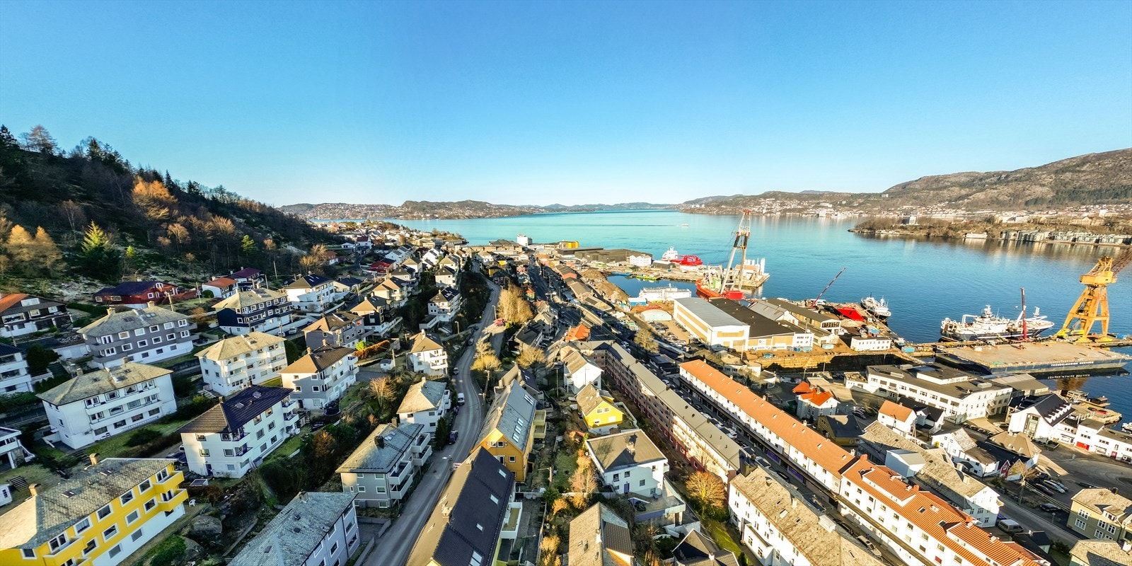 Laksevåg kjøpesenter ligger kun en liten spasertur unna. Her finner du bl.a. klesbutikker, dagligvarer, apotek, vinmonopol, frisør og et utvalg av restauranter og spisesteder. Galleribilde