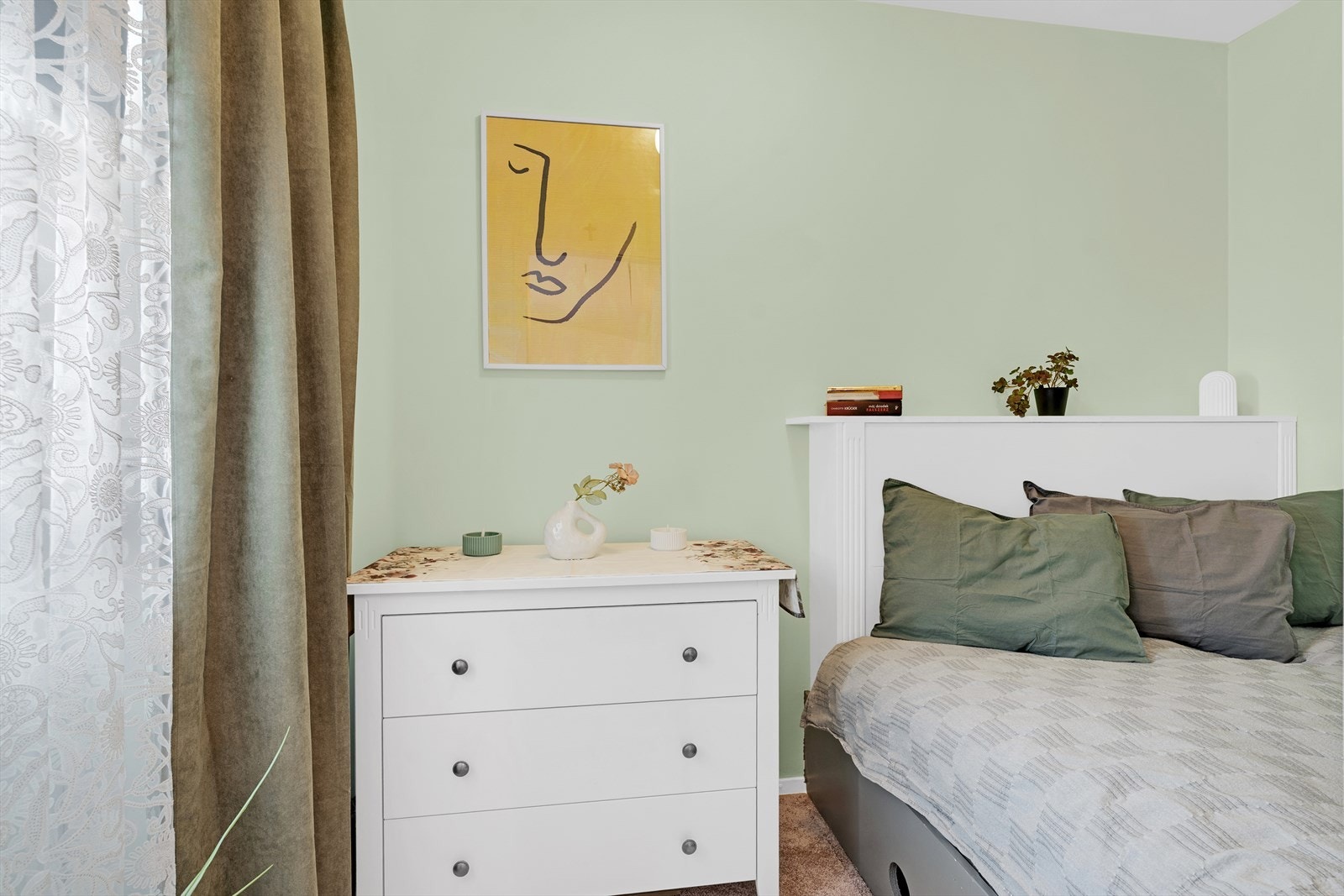 Fra soverommet er det direkte utgang til balkong. Galleribilde