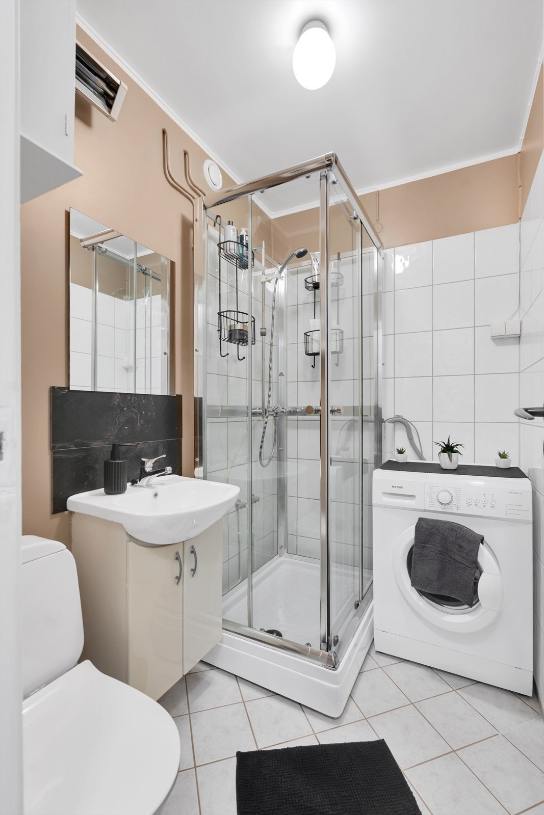 Bad med dusjnisje. Galleribilde