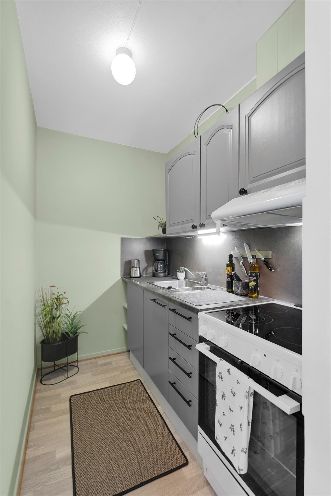 Flott kjøkken med rikelig plass i skuffer og skap. Galleribilde