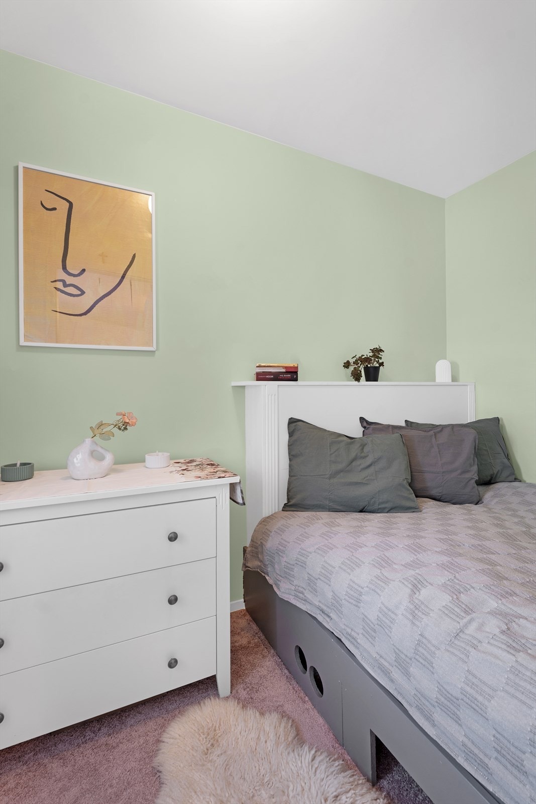 Soverom med god plass til stor seng og annet ønsket møblement. Galleribilde