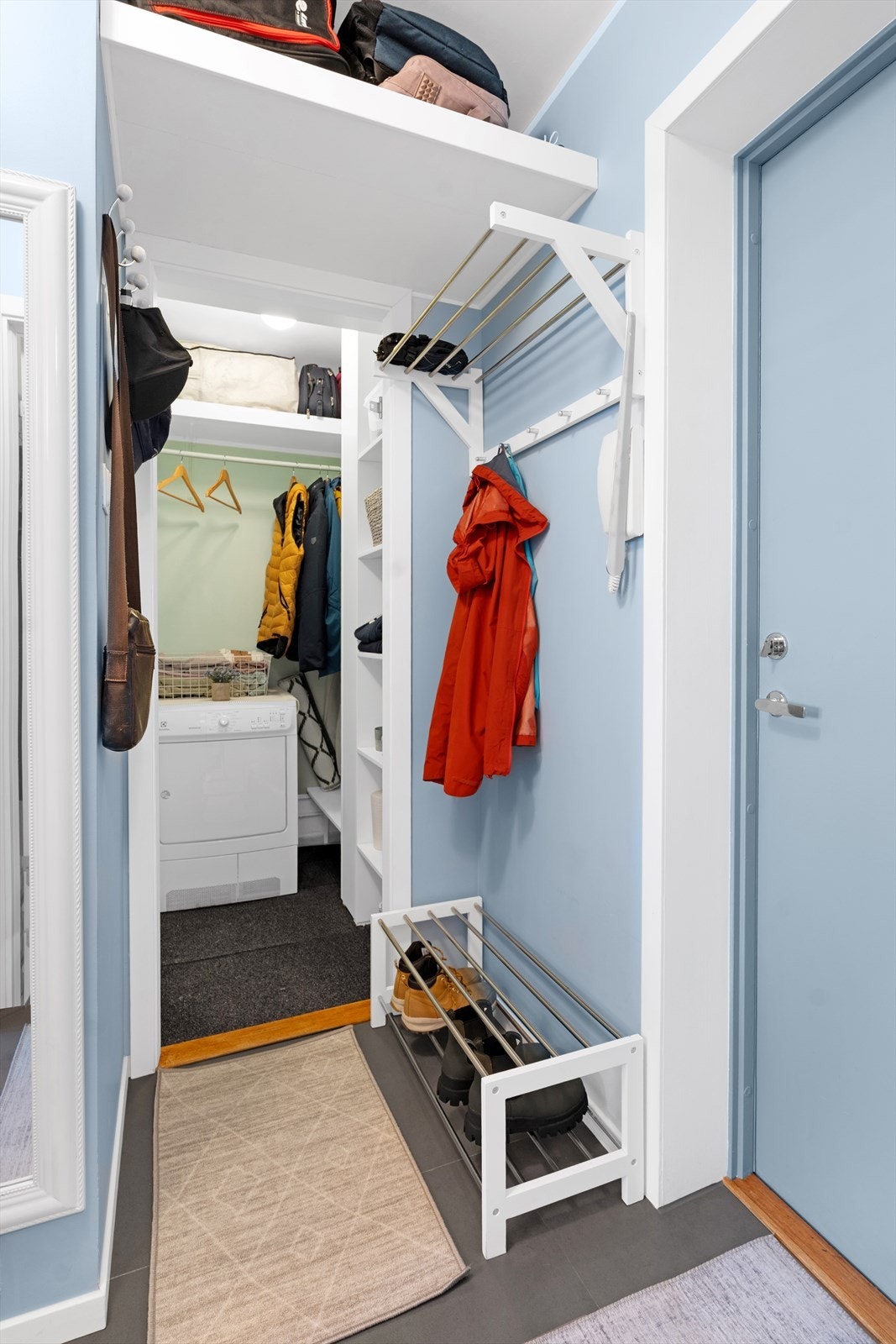 Entré med oppheng for yttertøy, samt tilknyttet innendørs bod med god lagringsplass. Galleribilde