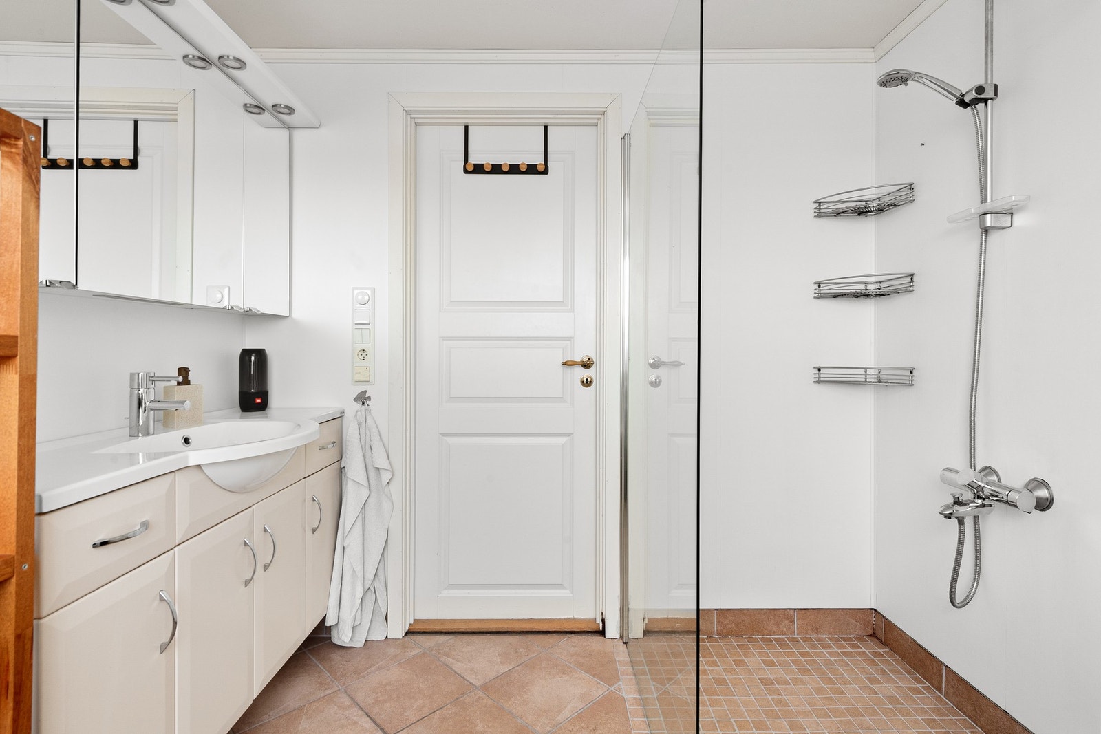 Bad i hovedetasjen er oppgradert i 2010. Det er flis på gulv med varme og våtromsplater på vegger. Galleribilde