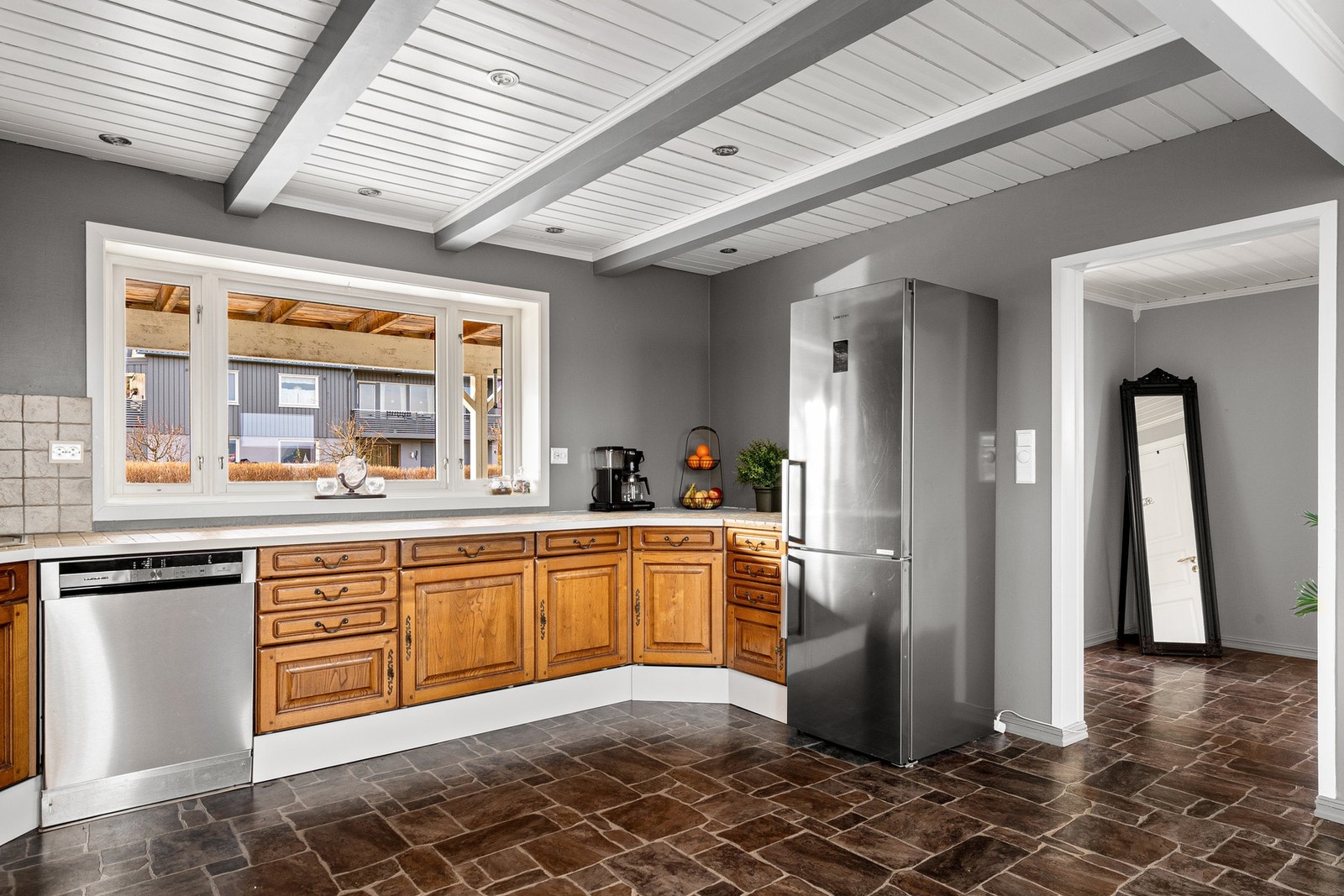 God benkeplass og godt med lysinnslipp. Benkeplate er pålagt flis. Rommet er oppgradert i ca. 2010. Galleribilde