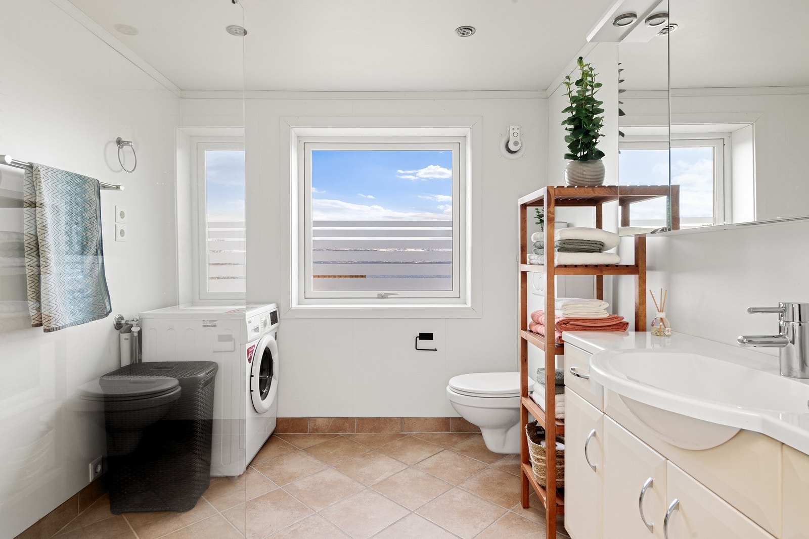 Opplegg for vaskemaskin på badet. Galleribilde