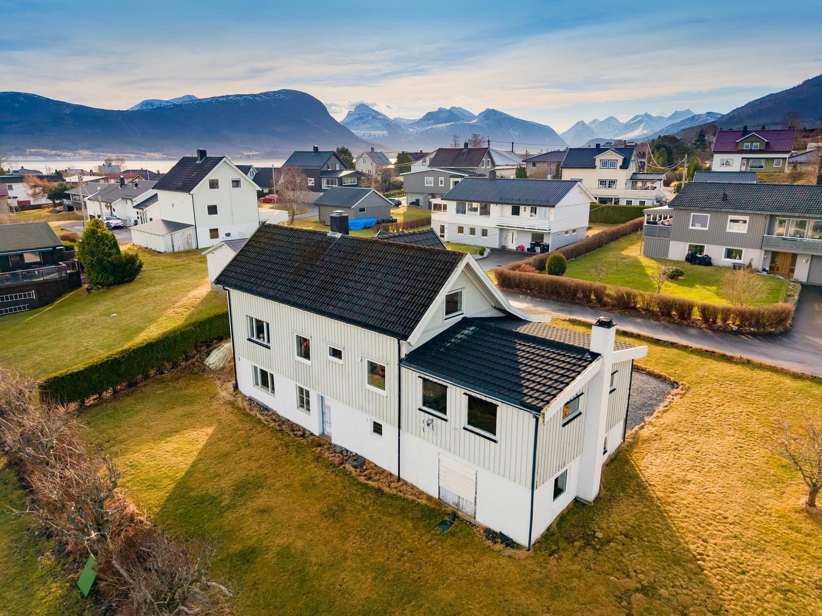 Rolig nabolag med lite gjennomgående trafikk. Stor hage som er skjermet med hekk. Galleribilde