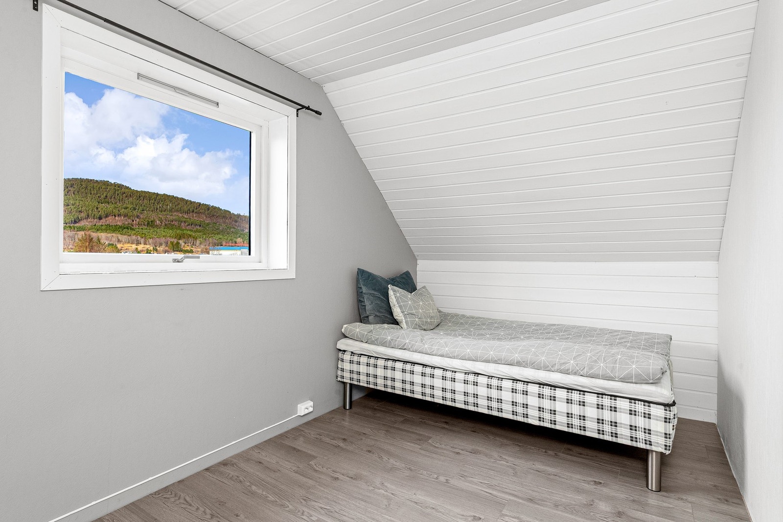Soverom på loftet. Boligen har 3 soverom. Galleribilde