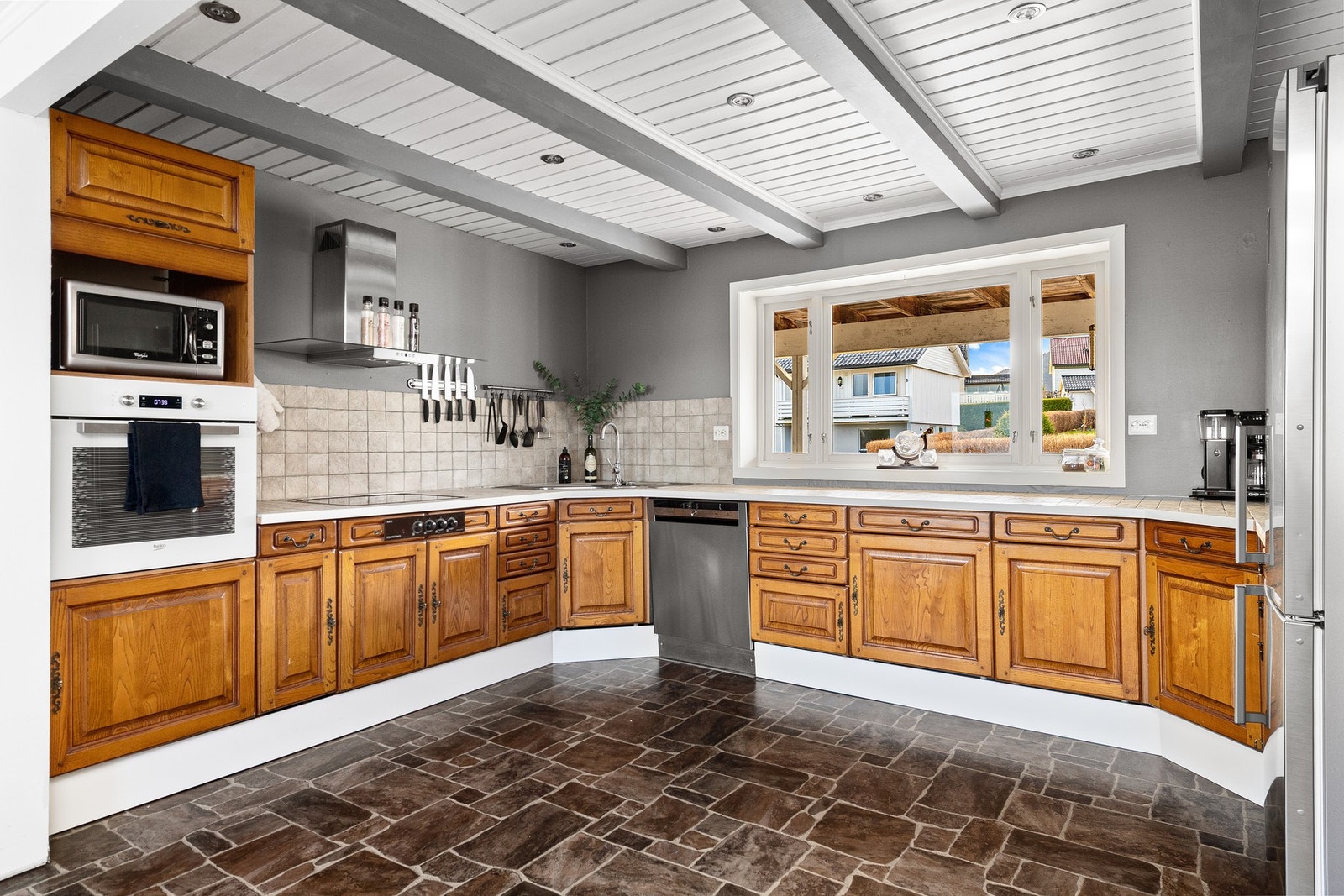 Kjøkkenet er av mørk eik med profilerte fronter. Galleribilde