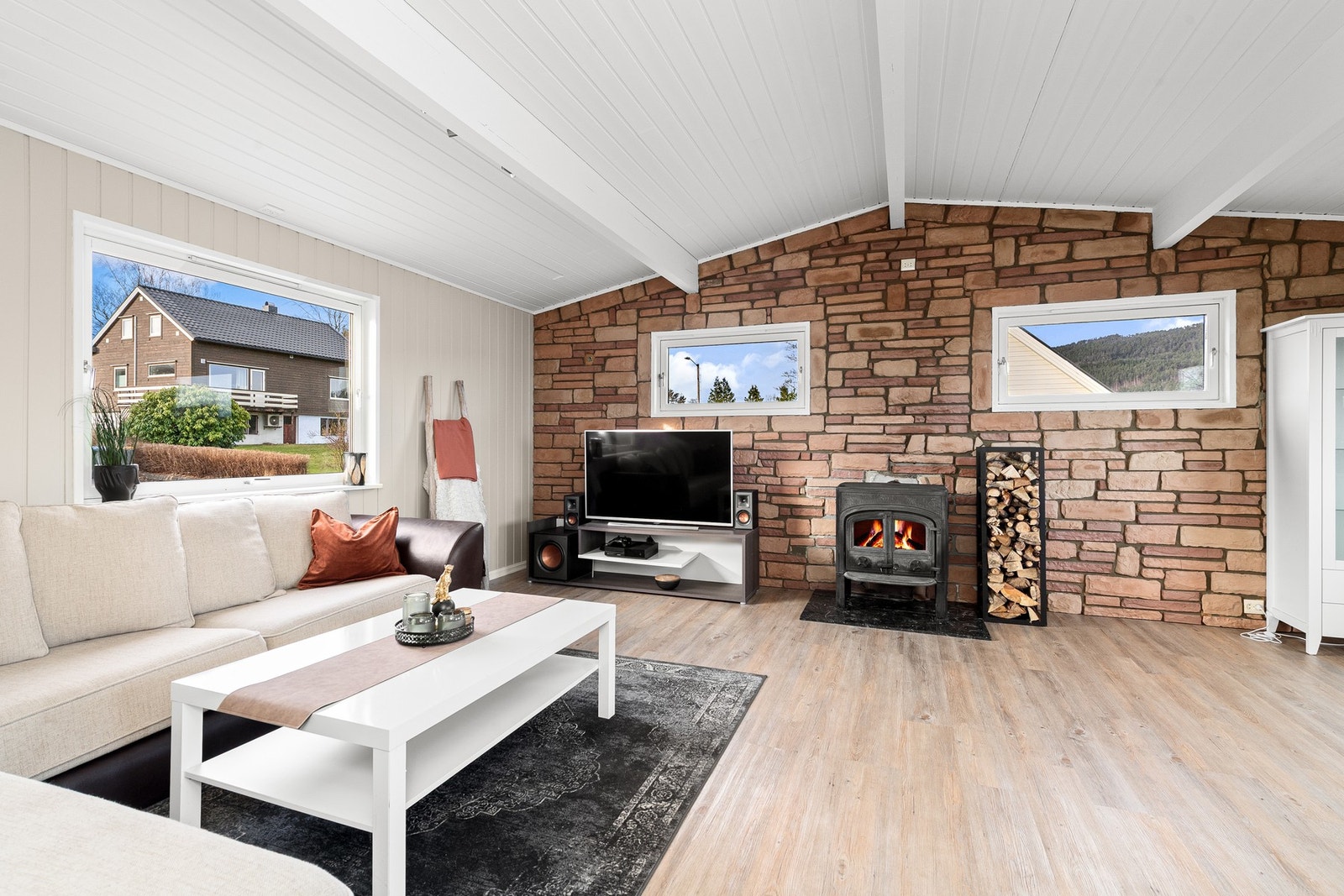 Romslig stue med koselig vedovn og god takhøyde. Galleribilde