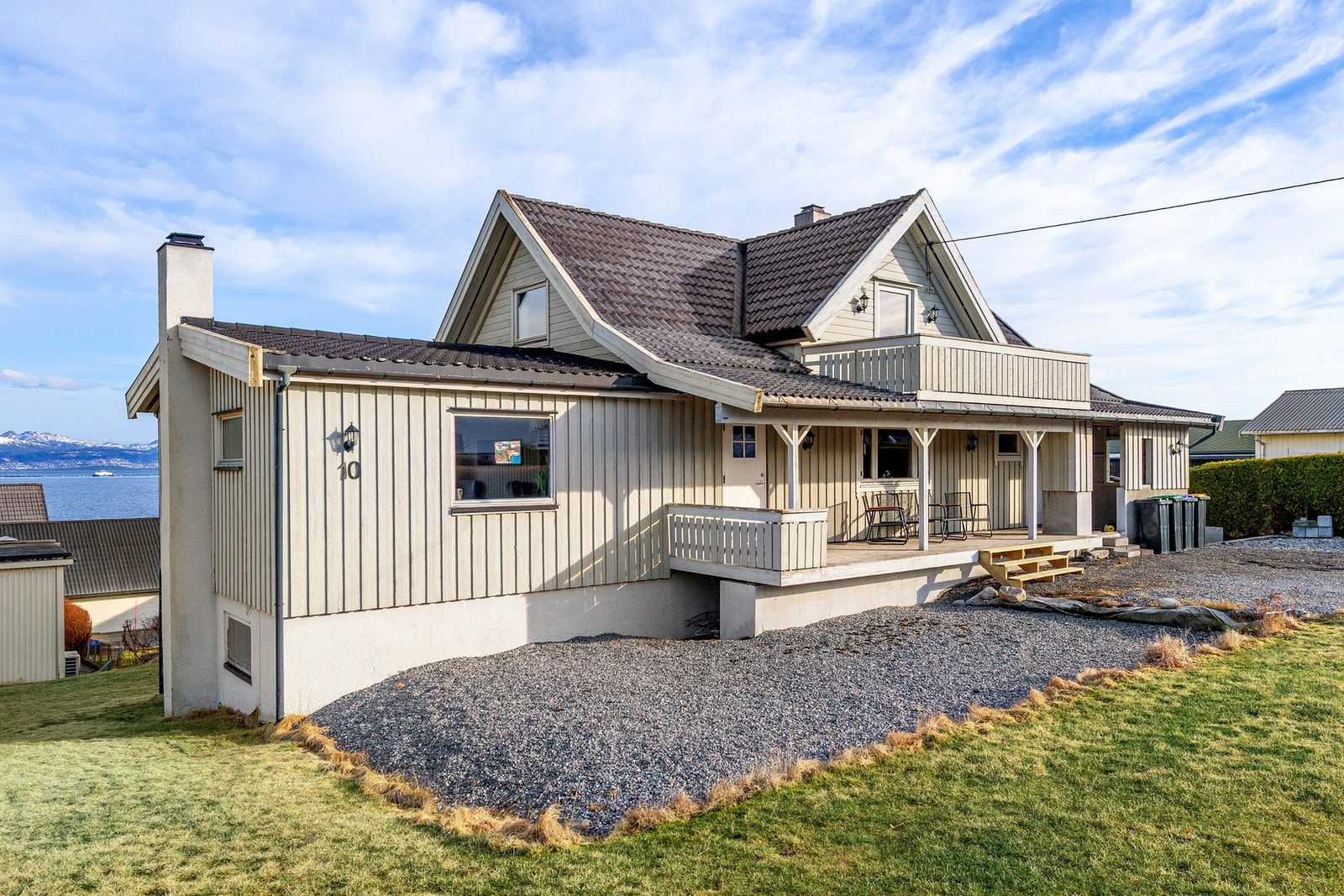 Stor enebolig over 3 plan med fint uteområde Galleribilde