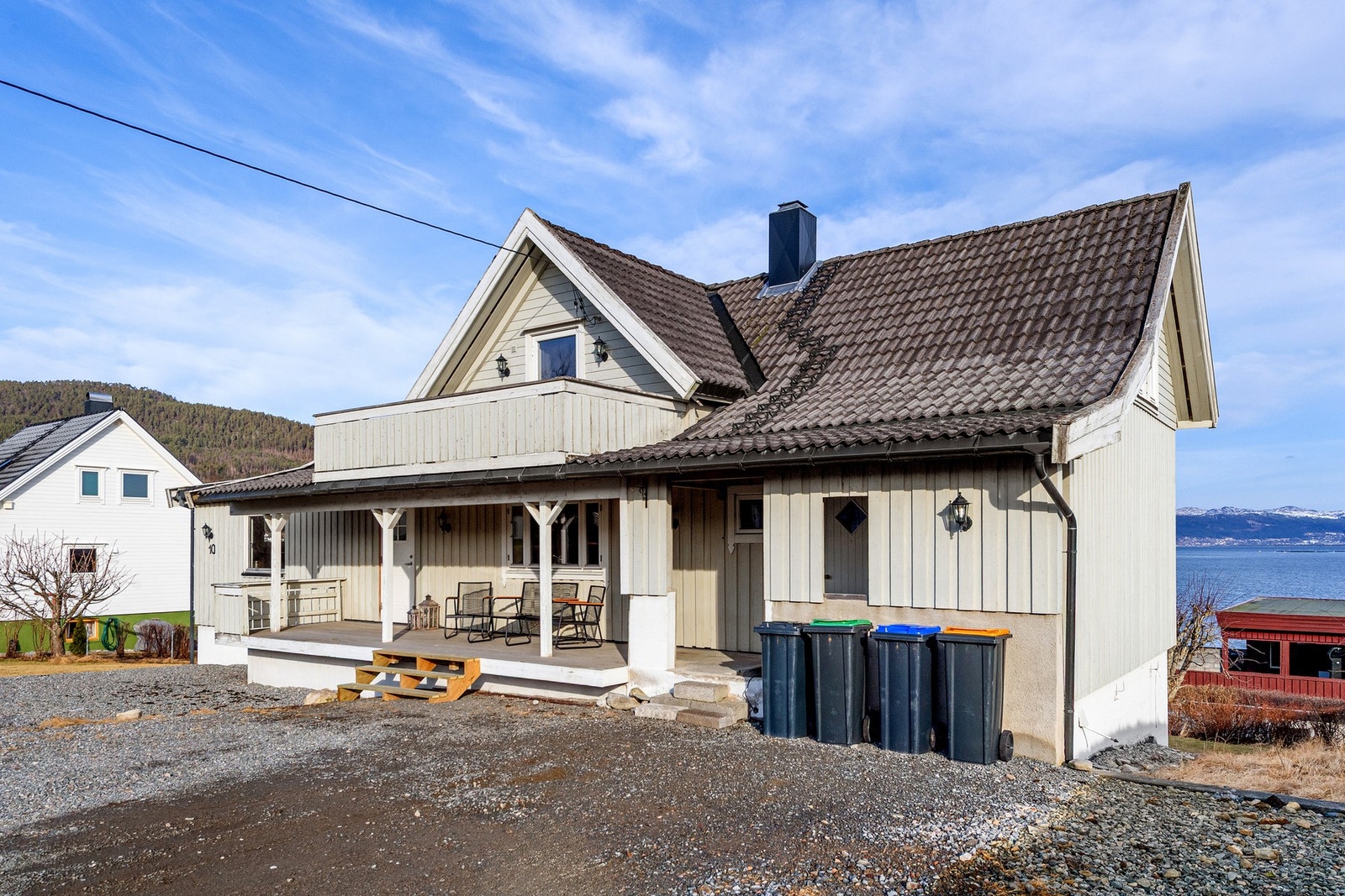 Boligen ligger i et rolig og attraktivt boligområde på Hagneset med nydelig utsikt. Galleribilde