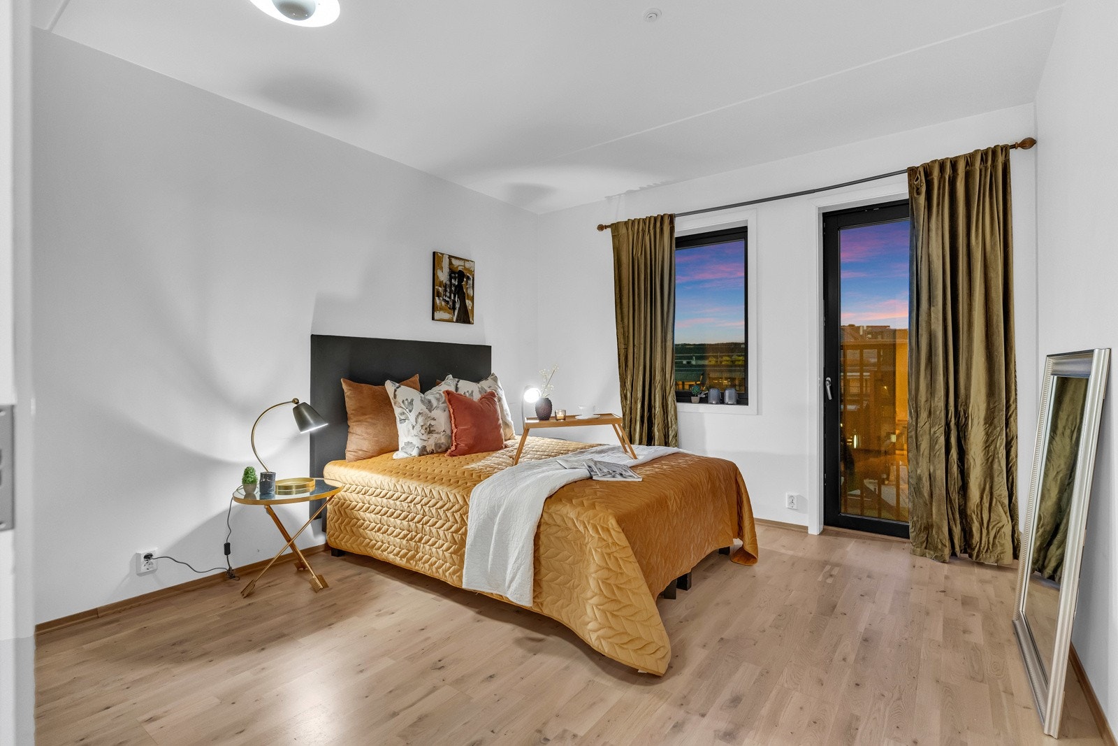 Leiligheten har to fine soverom med garderobeløsning. Galleribilde