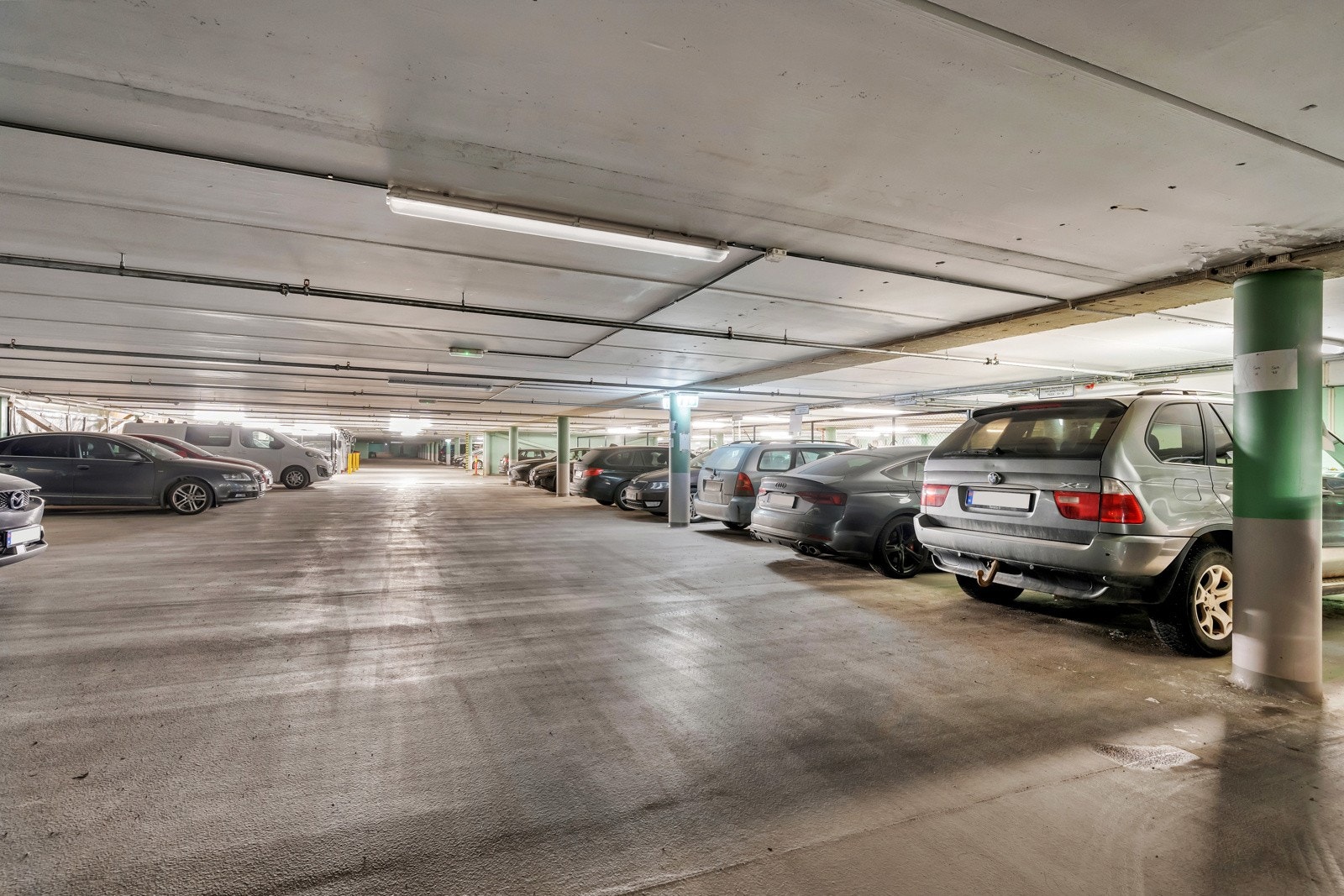 Heisen går fra parkeringskjelleren og opp til leilighetsplan. Elbillader medfølger. Galleribilde