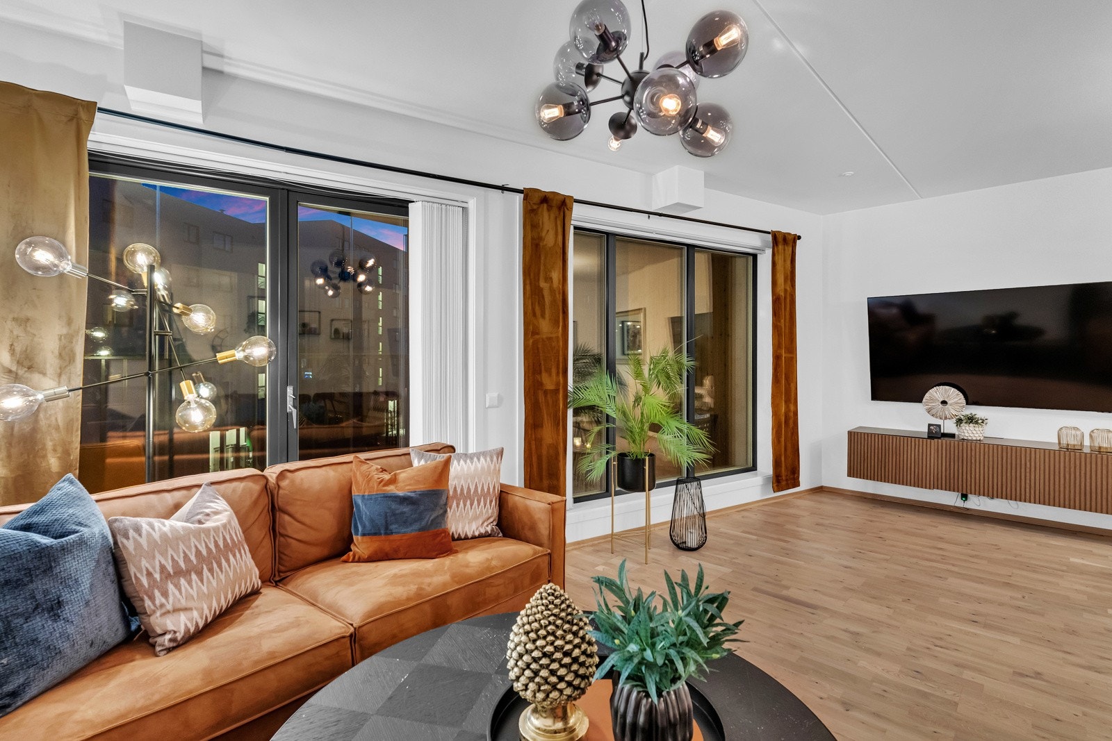 Boligens hjerterom er en lys og innbydende stue med utgang til balkongen. Galleribilde