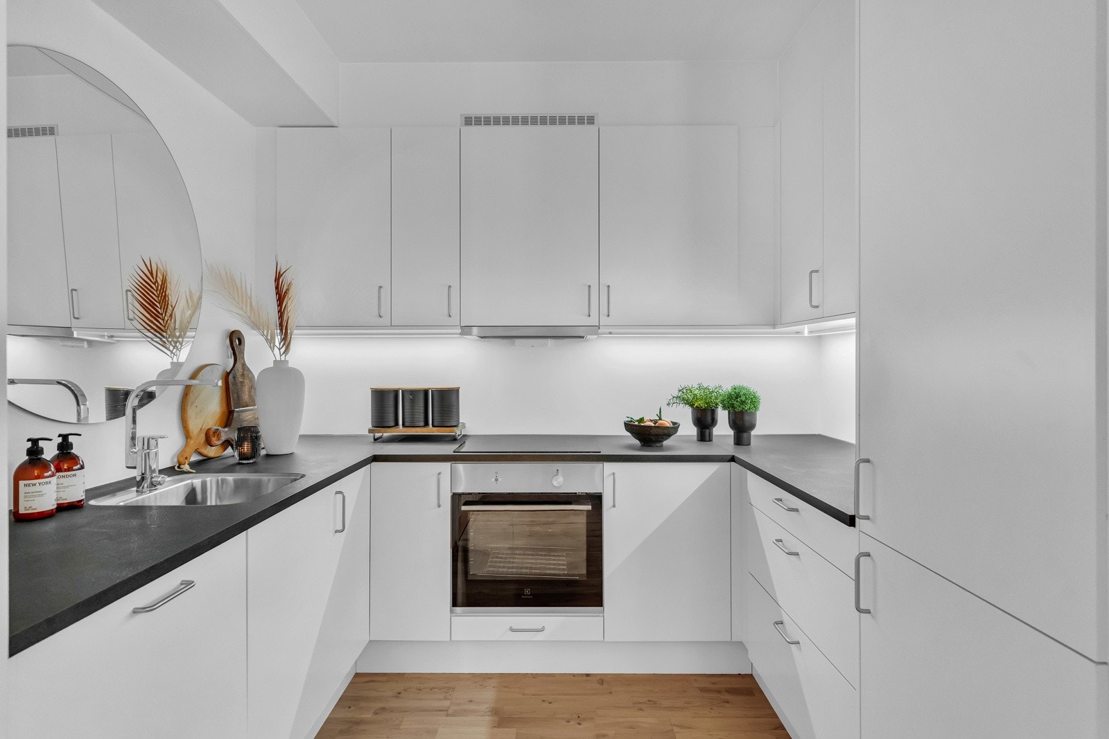 Åpen kjøkkenløsning med glatte fronter, laminat,benkeplate, godt med skap/benkeplass og integrerte hvitevarer! Galleribilde