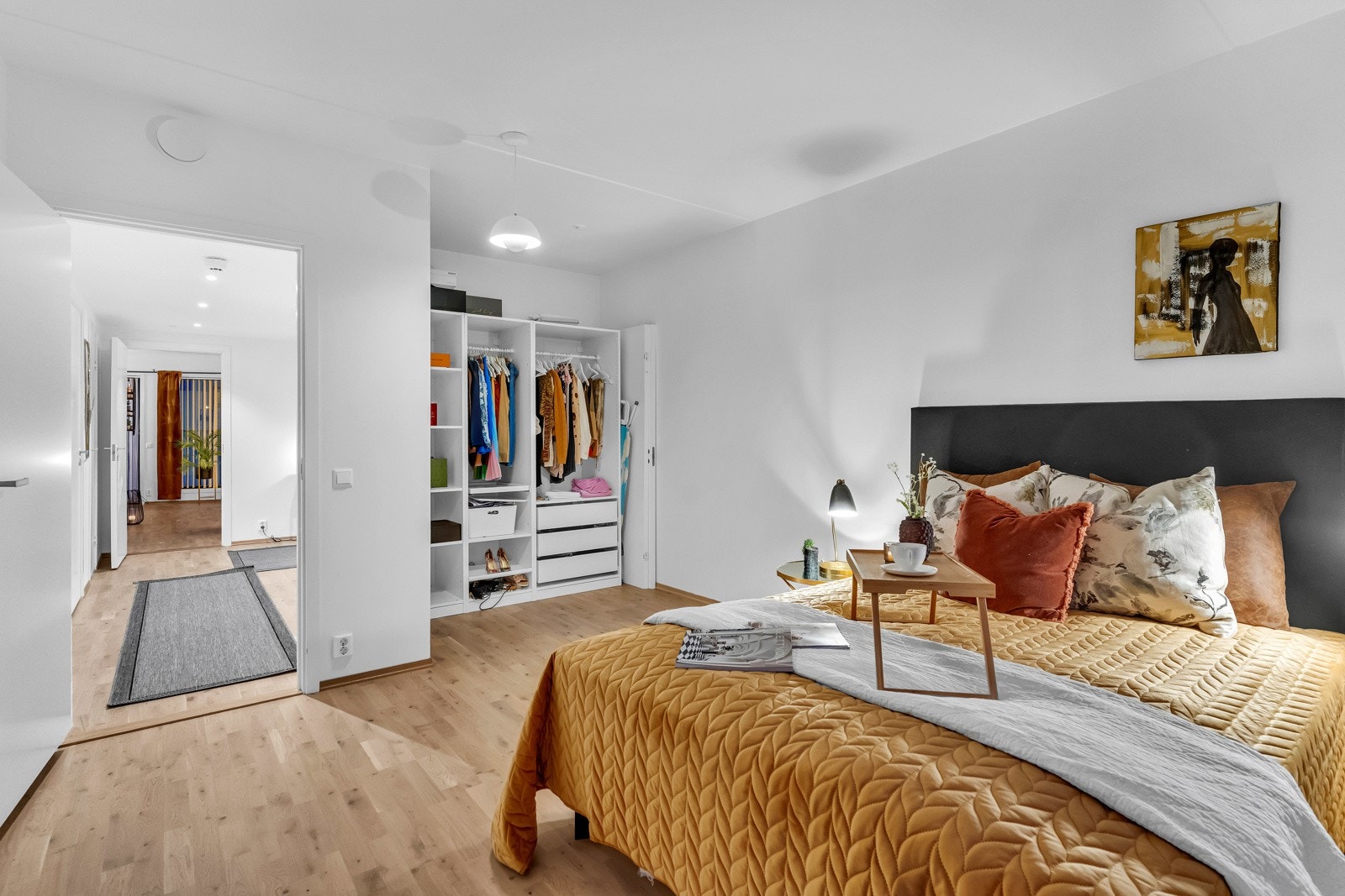 Hovedsoverommet har en dyp garderobenisje med åpne garderobestammer. Galleribilde