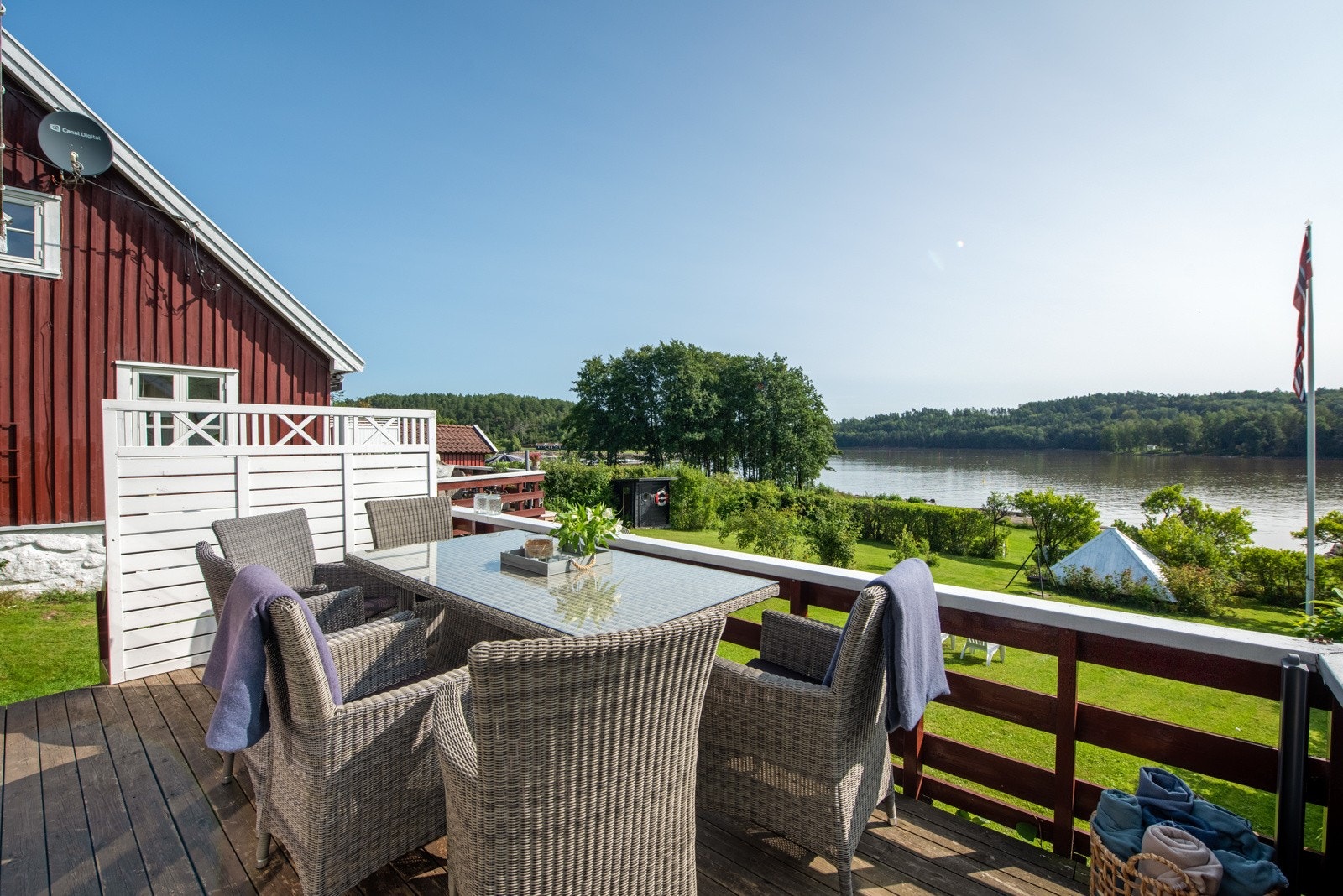 Det er fin uteplass ved inngangen til annekset Galleribilde