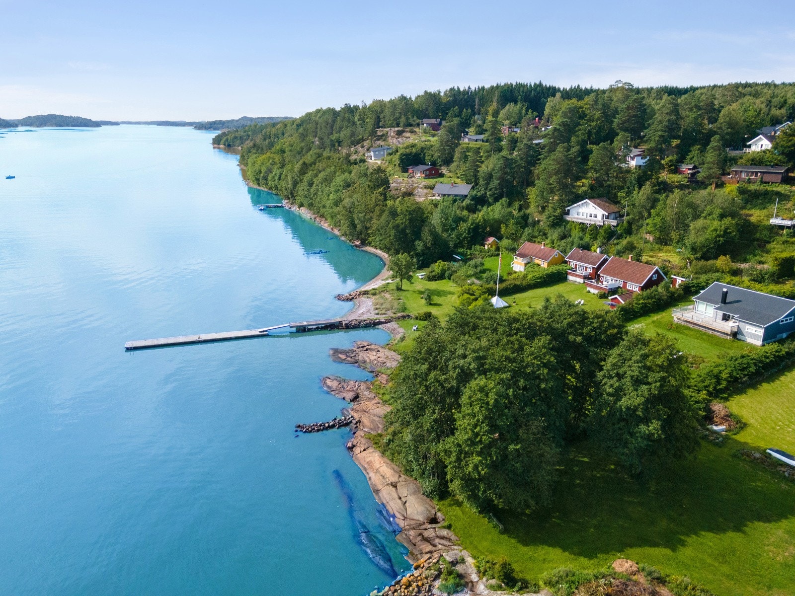 Eiendommen ligger vakkert til i første rekke til sjøen Galleribilde