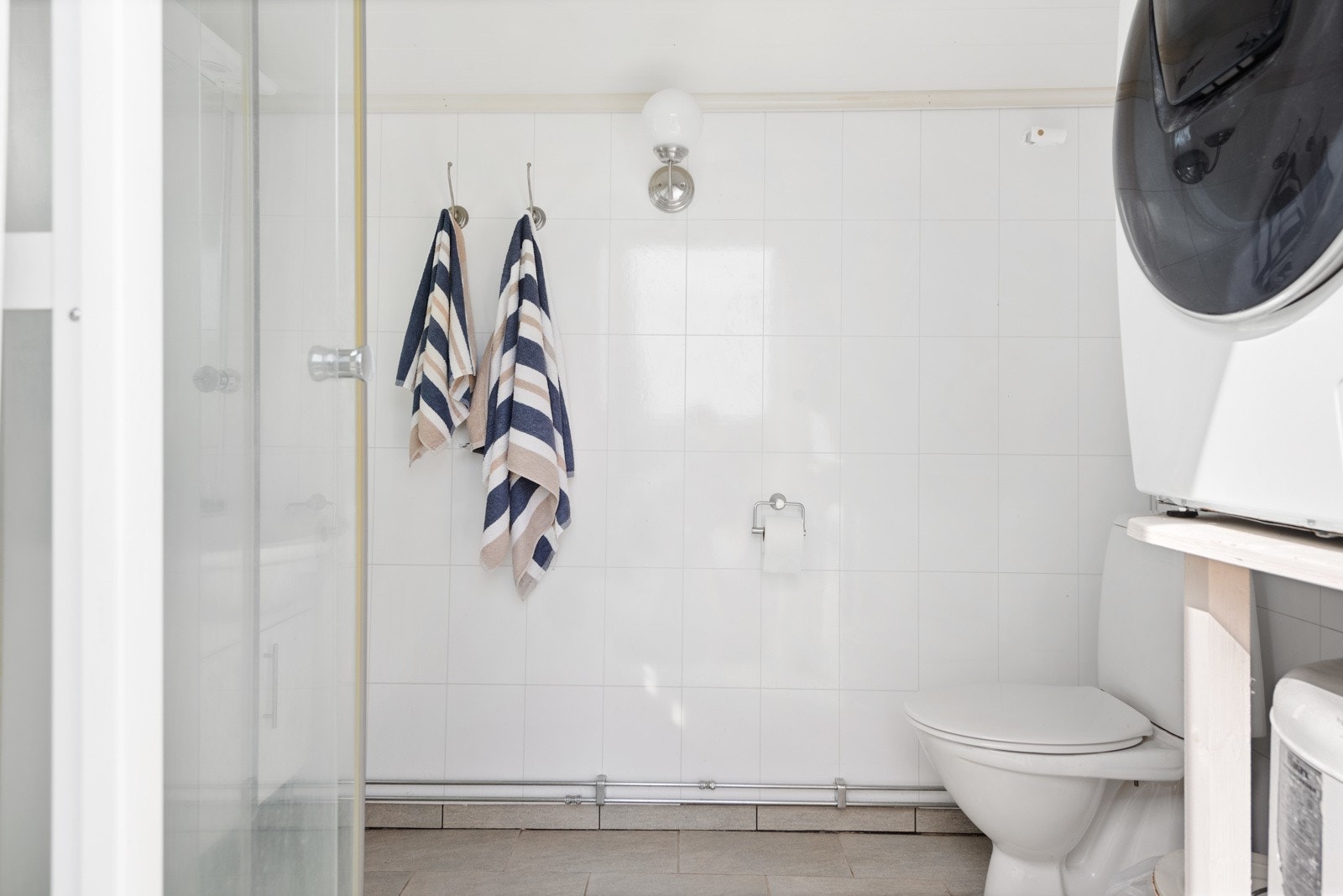 Badet er i eget hus med dusj, toalett og servant Galleribilde