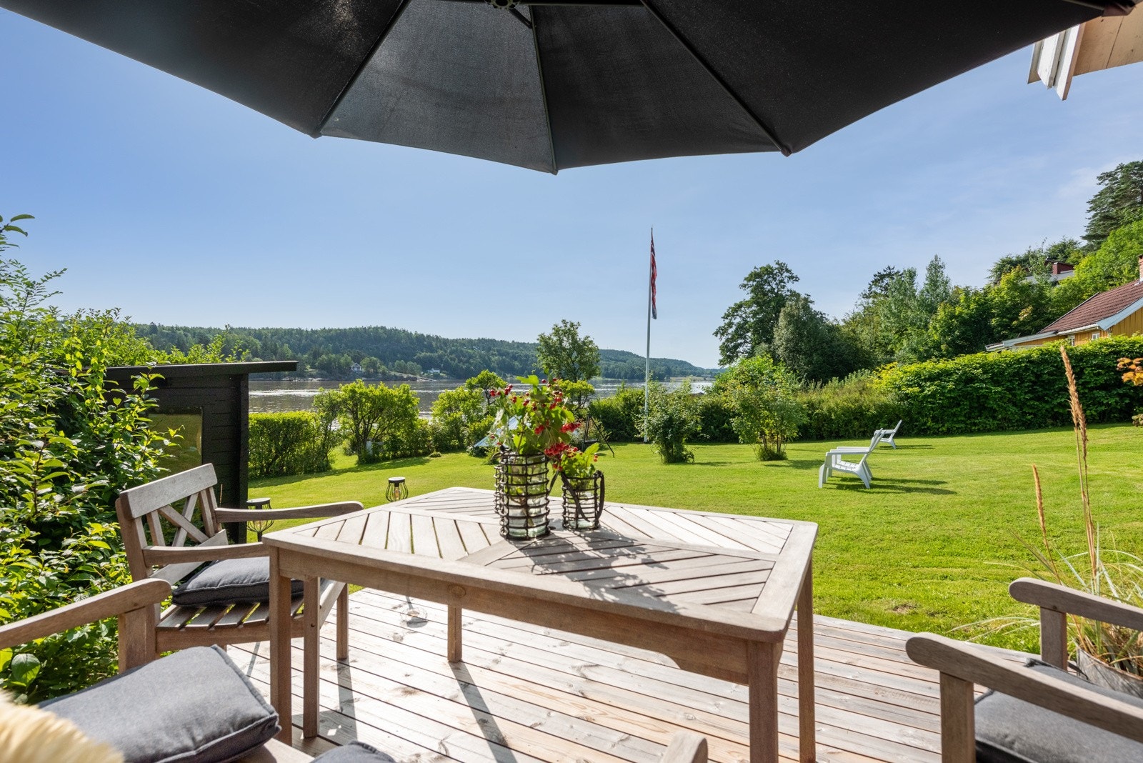 Man vil alltid ha en solrik eller lun plass å sitte på eiendommen Galleribilde