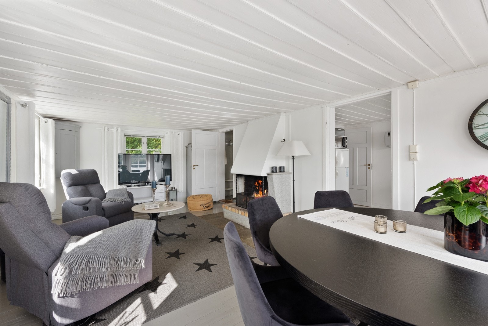 Denne stuen har god plass til både spisebord og sittegruppe Galleribilde