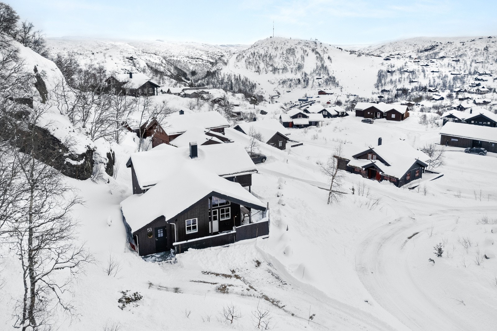 Fra hytten har man en unik utsikt mot fjellheimen og alpinbakken. Galleribilde