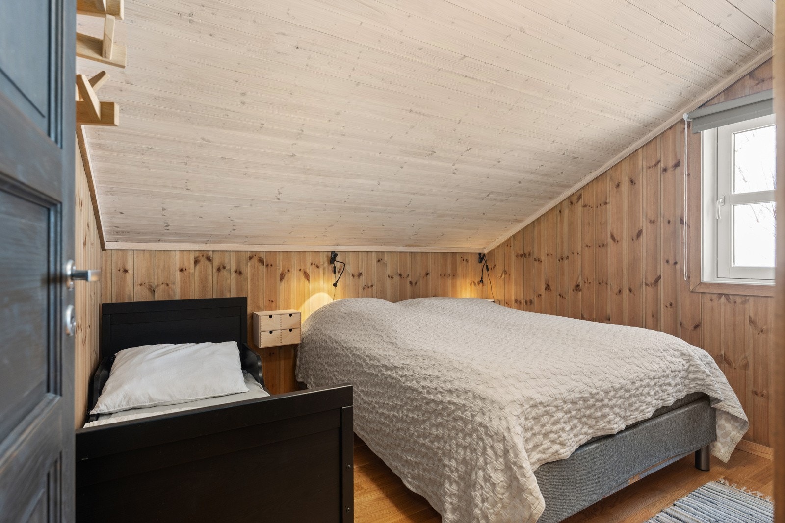 Soverom IV med parkett på gulv og panel på vegger. Galleribilde