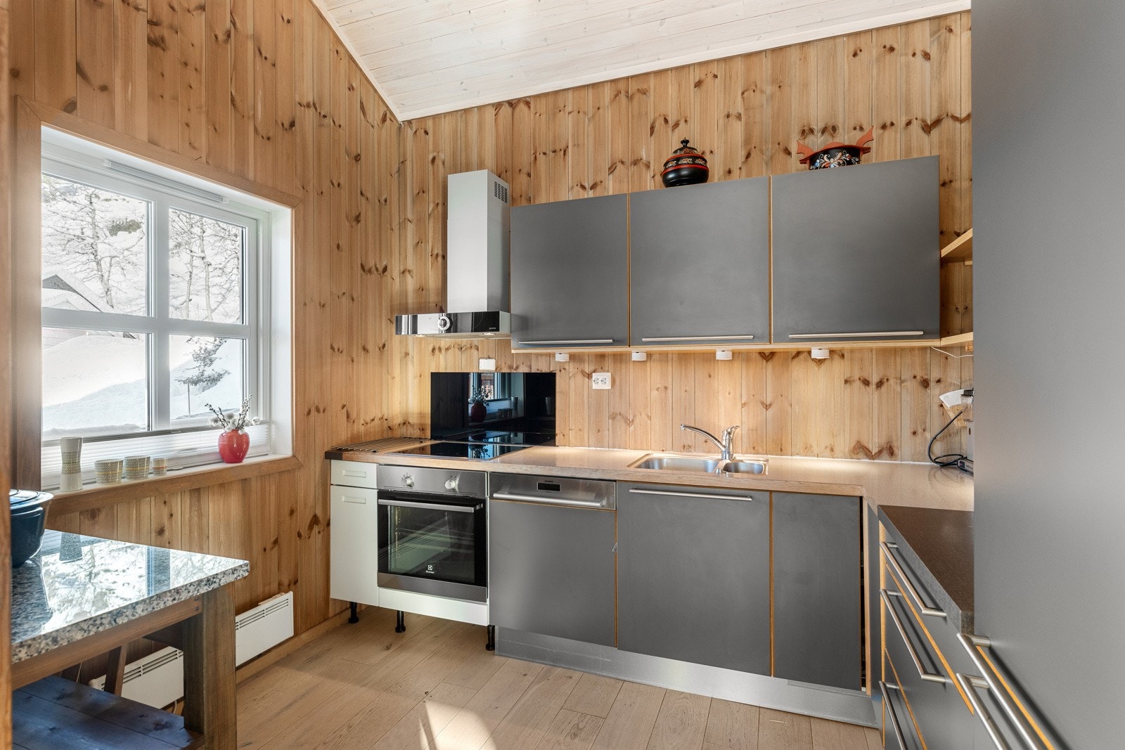 Kjøkkenet er moderne og pent med innredning fra HTH. Galleribilde