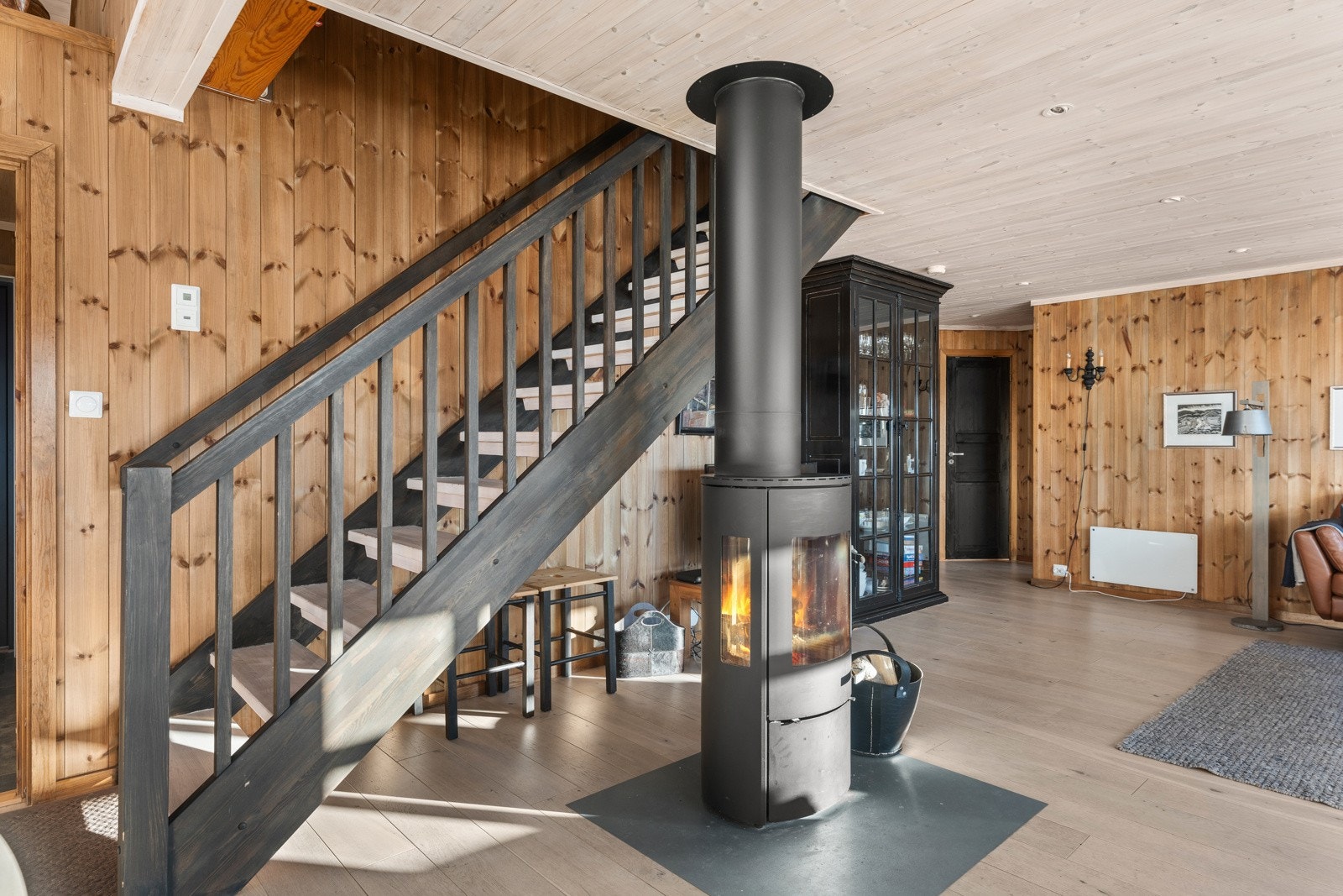 Fra stuen går det trapp opp til loftsetasjen. Galleribilde