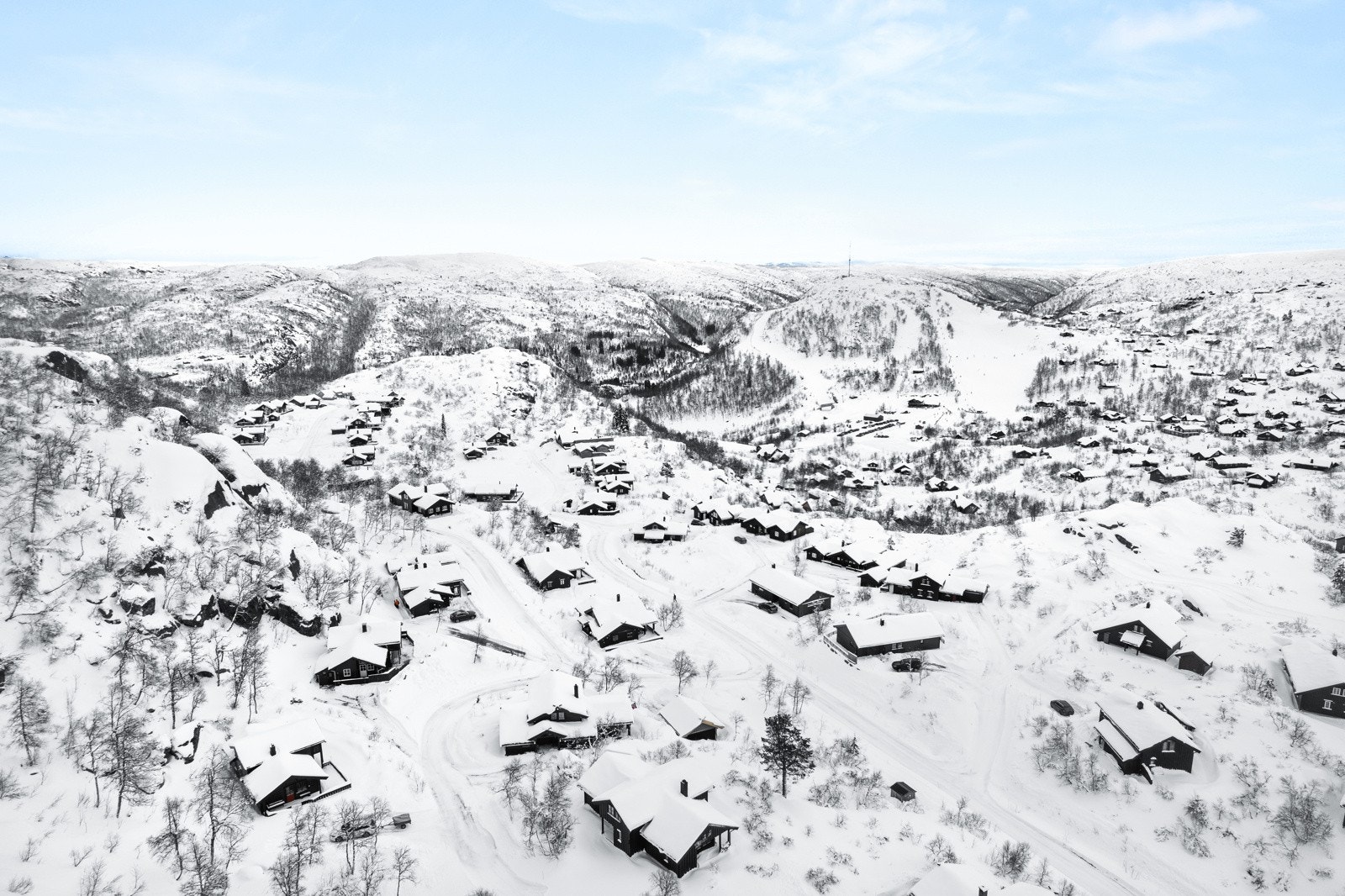 Hytten ligger i et nyere, etablert hyttefelt med nærhet til løypenett og flotte turområder. Galleribilde