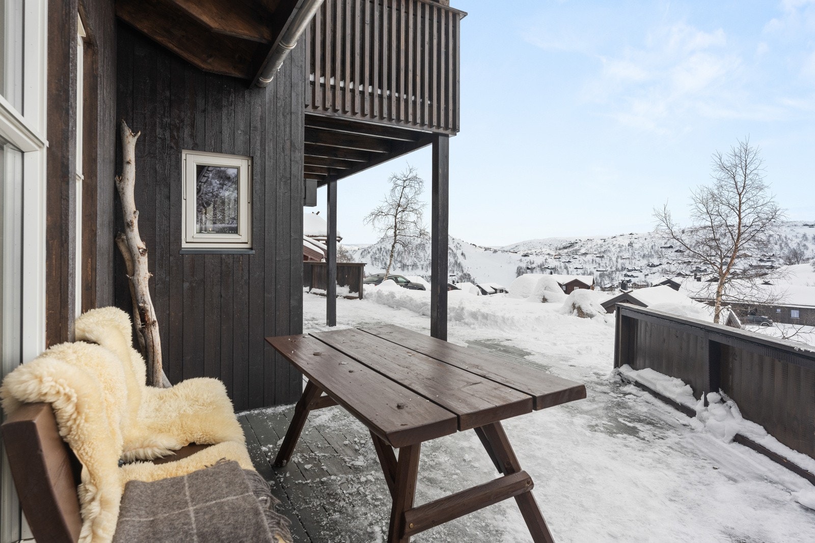 Fra terrassen kan man nyte utsikten mot skitrekk og fjell mot syd og vest. Galleribilde