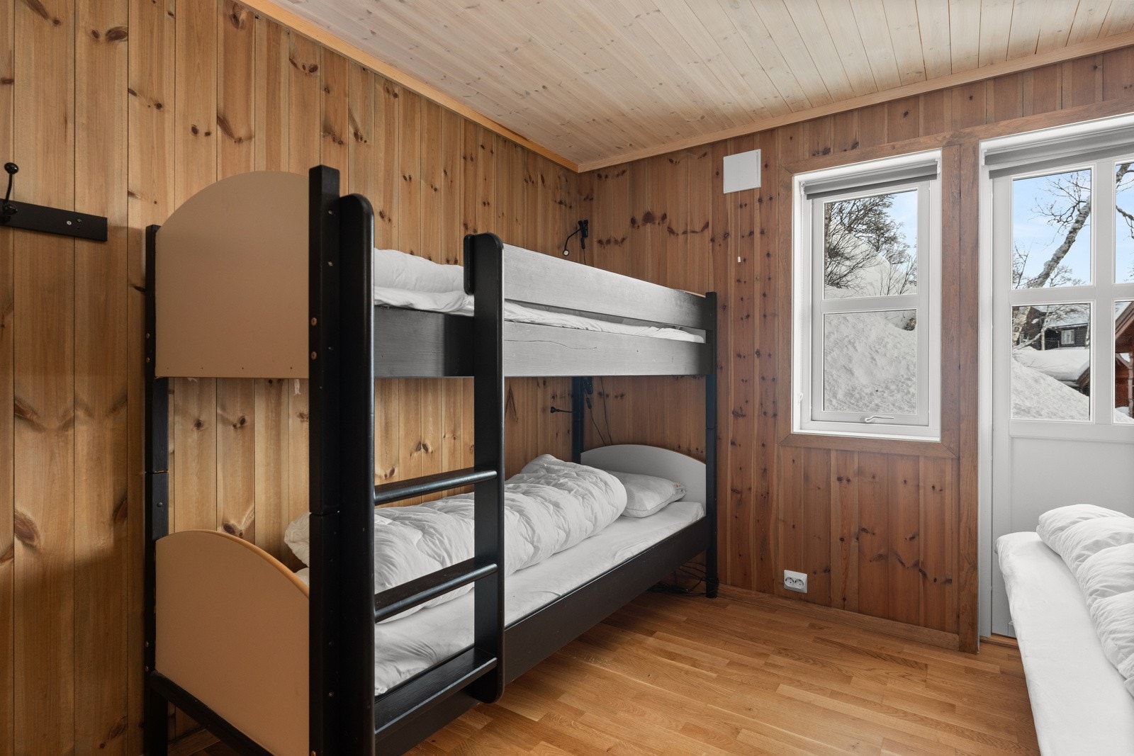 Fra boden er det utgang til uteområdet. Galleribilde