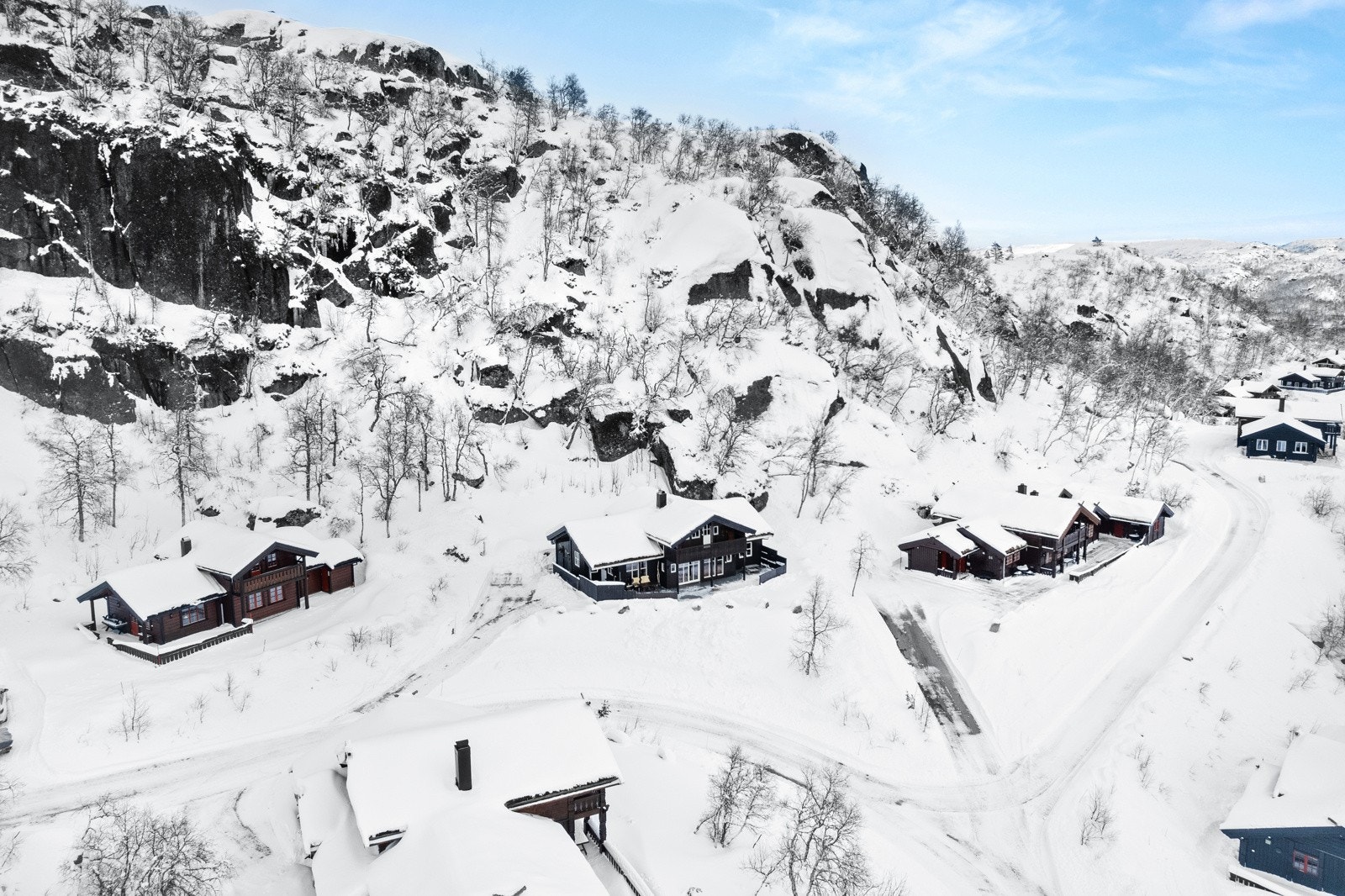 Hytten ligger i blindvei med lite gjennomgangstrafikk. Gruslagt innkjørsel med plass til parkering. Galleribilde
