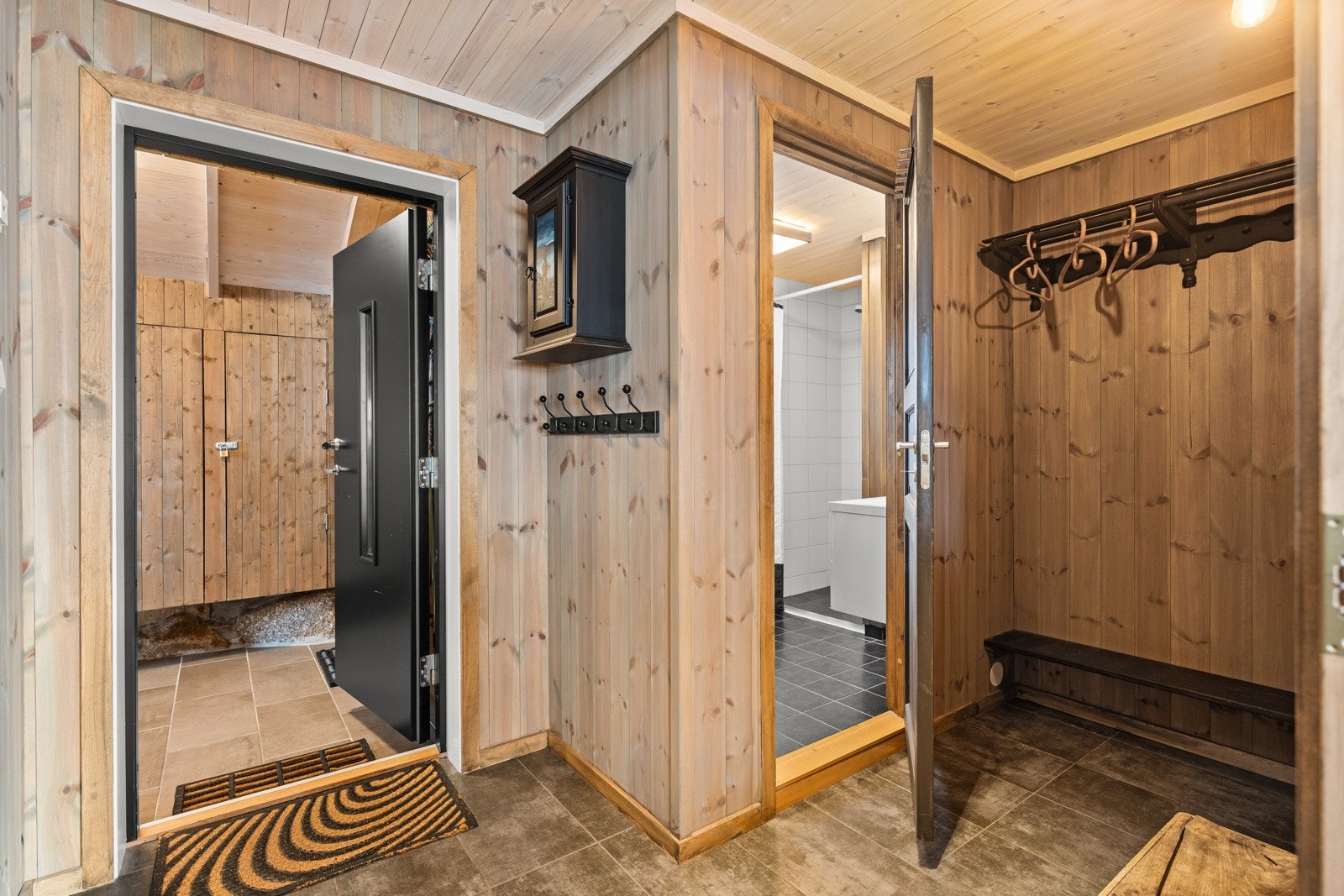 Fra entrèen er det videre adkomst til gang med god plass til oppheng av tøy. Videre adkomst til bad og stue. Galleribilde