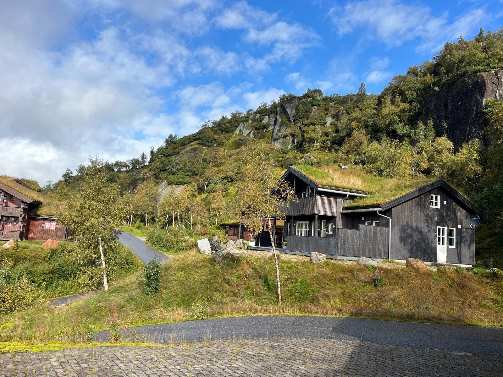 Hytten ligger i et nyere hyttefelt med flotte solforhold. Galleribilde