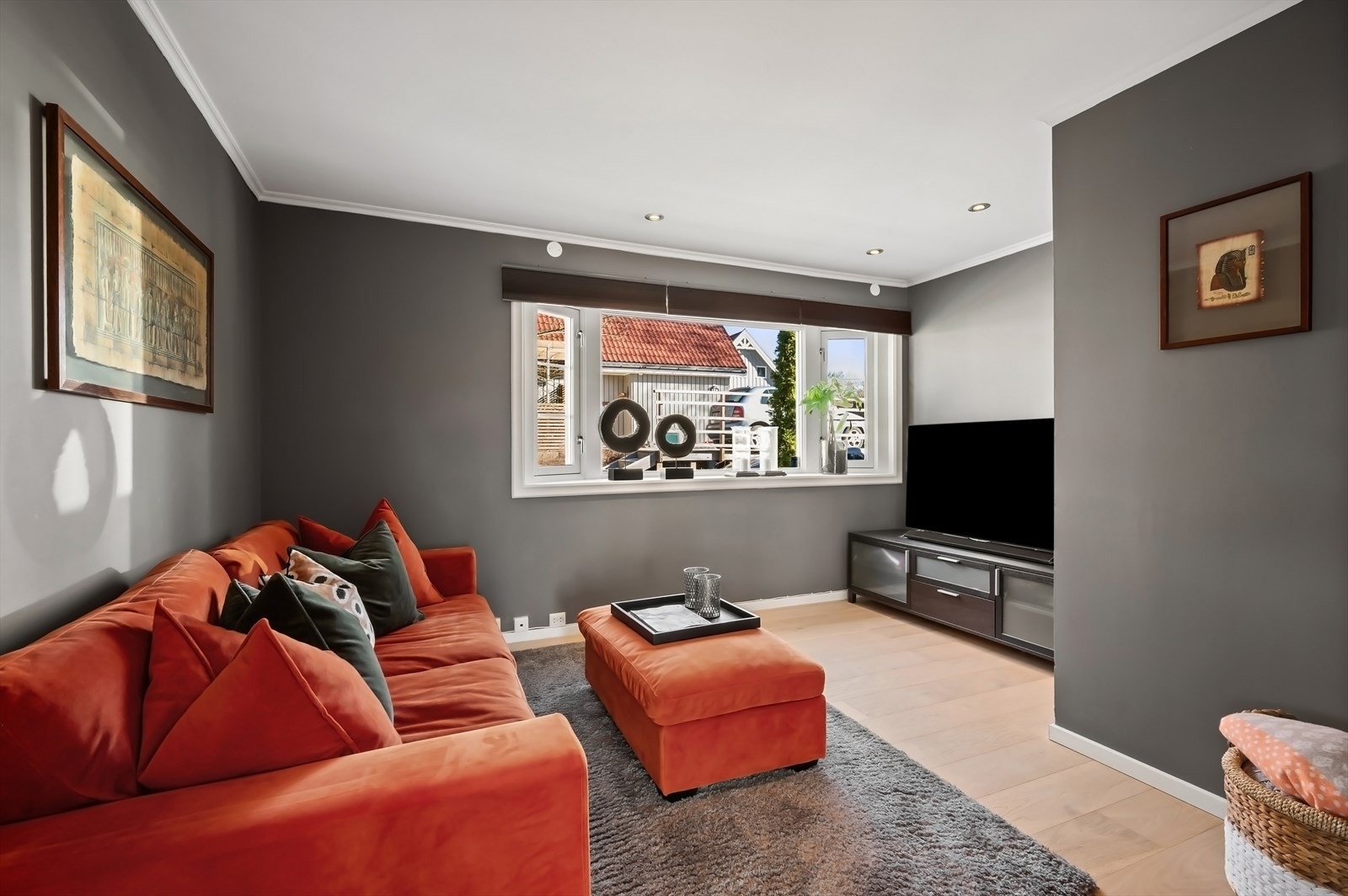 Store vindusflater. Plass til romslig sofagruppe. Galleribilde