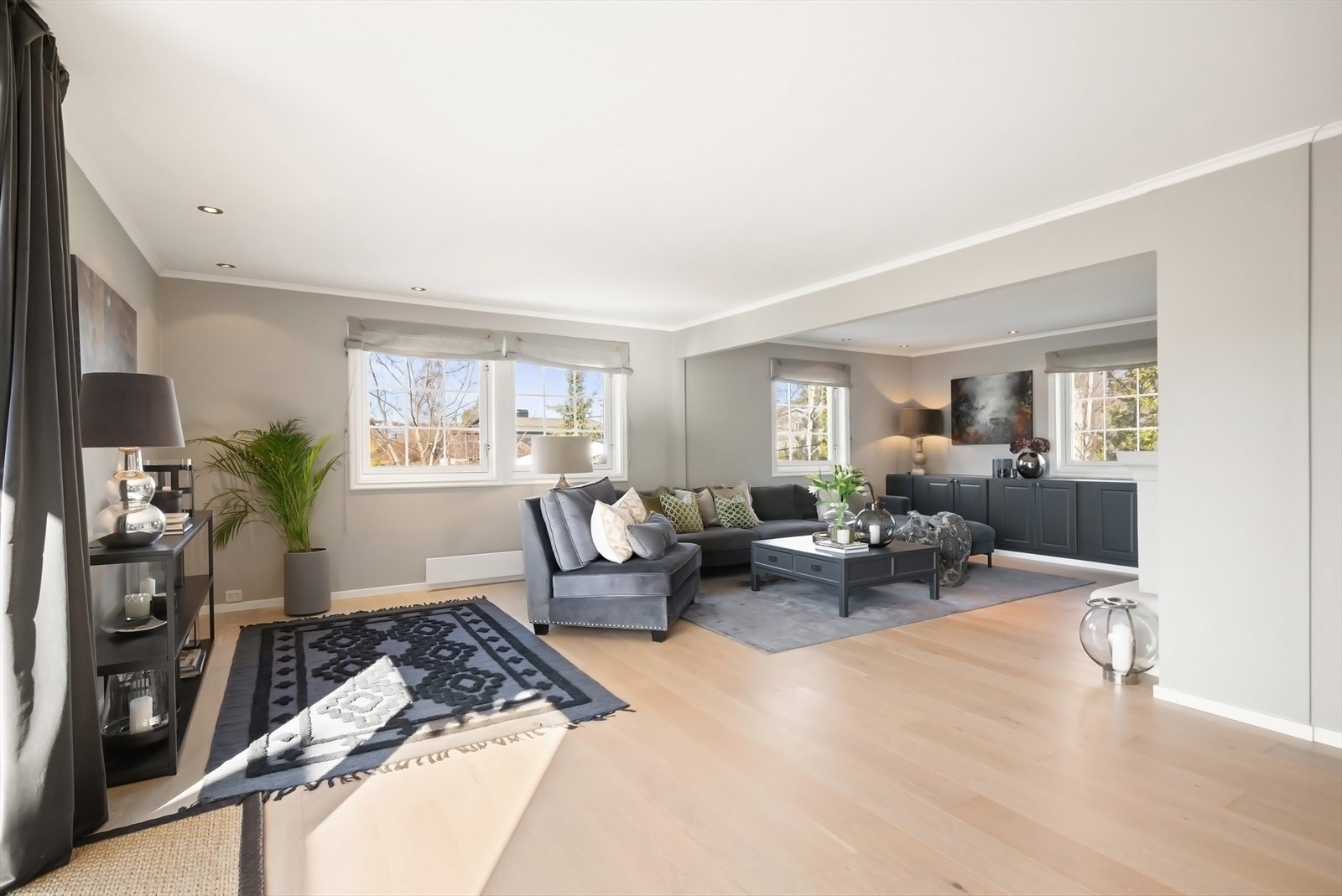 Pene, plassbygde skap. Enstav parkett på gulv, lyse overflater og downlights i himling. Galleribilde