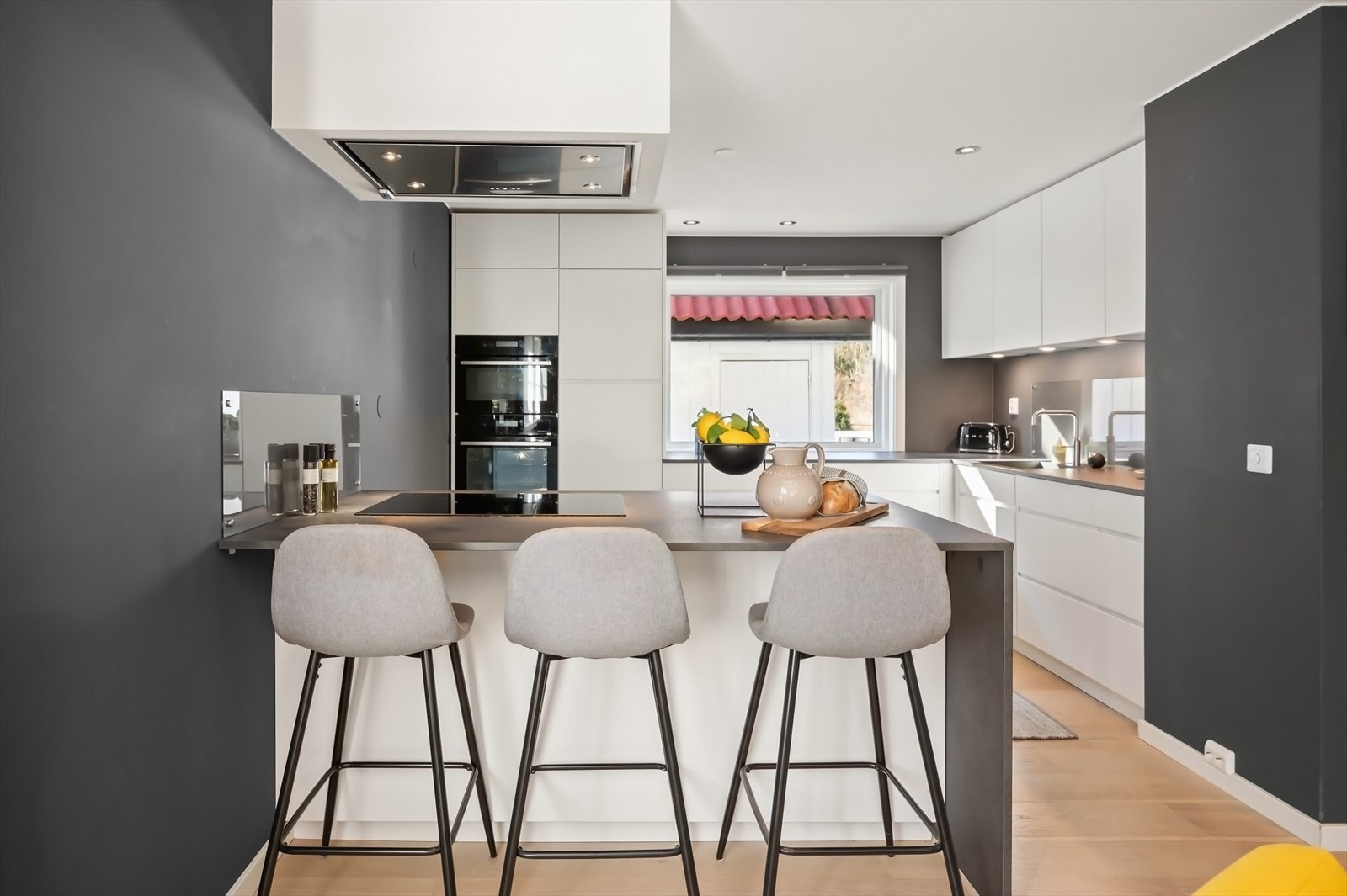 Flere gode soner for matlaging og rikelig med oppbevaringsplass. Galleribilde