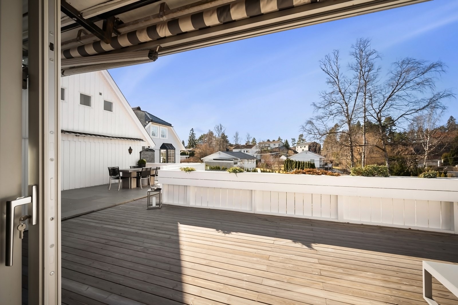 Sol på terrassen fra formiddag til sent på kveld. (Solnedgang ca. kl. 22 i juni) Galleribilde