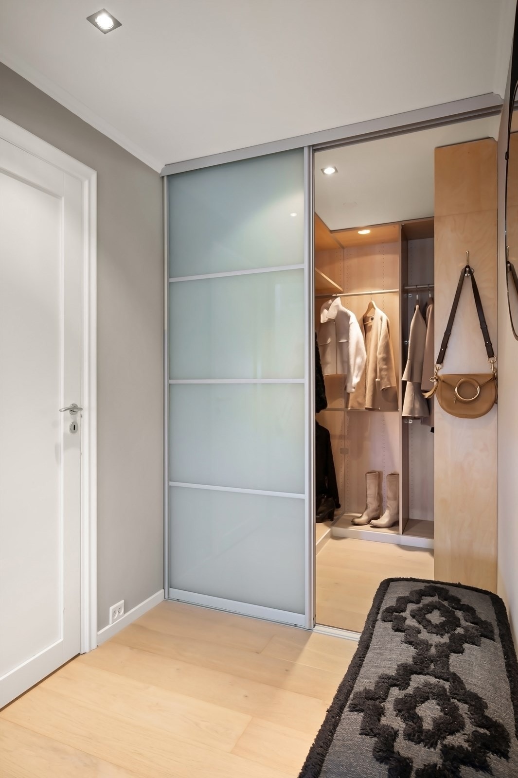 Garderobe inn fra hall/entré. Galleribilde