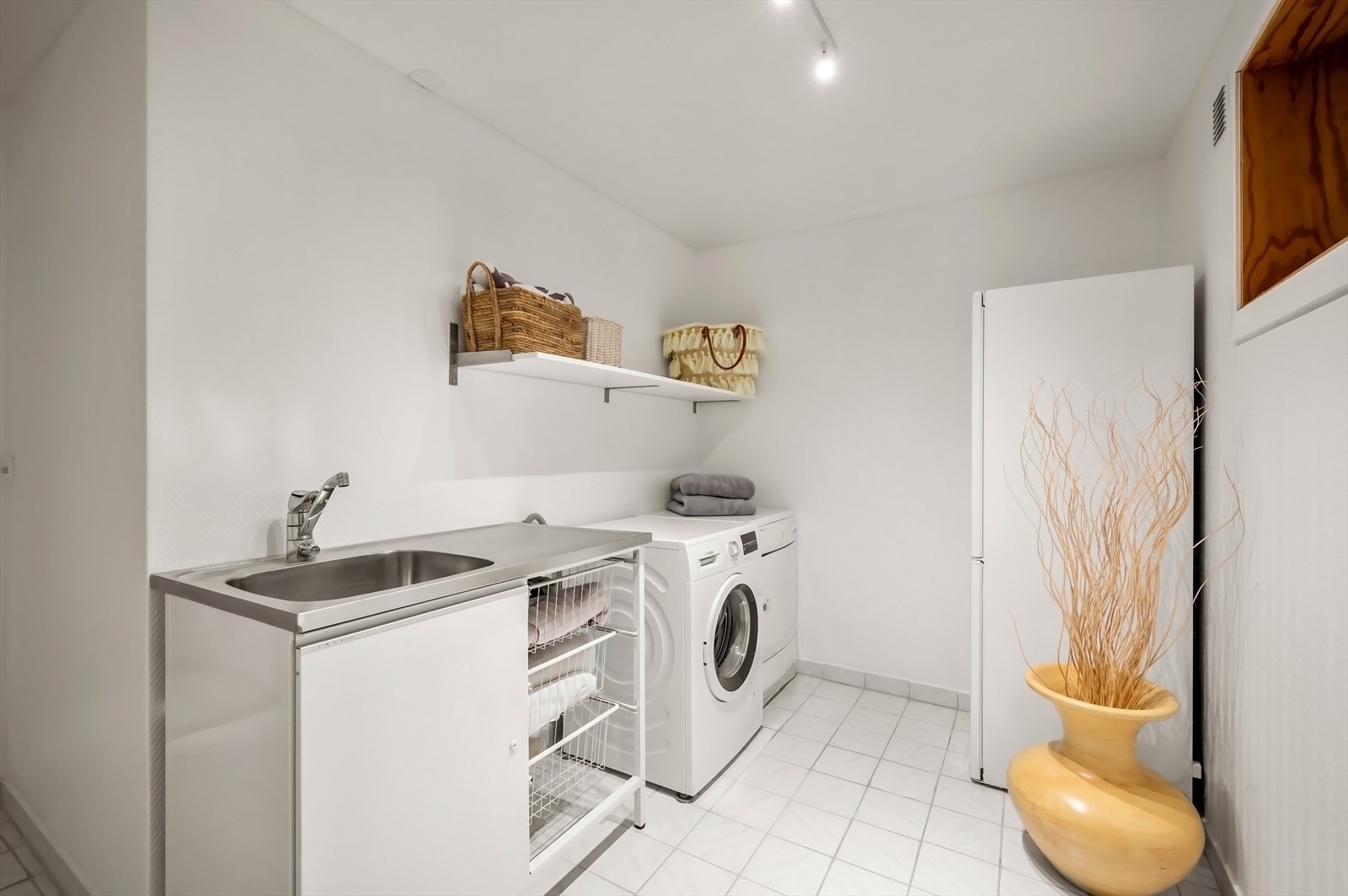 Vaskerom tilhørende hoveddel. Galleribilde