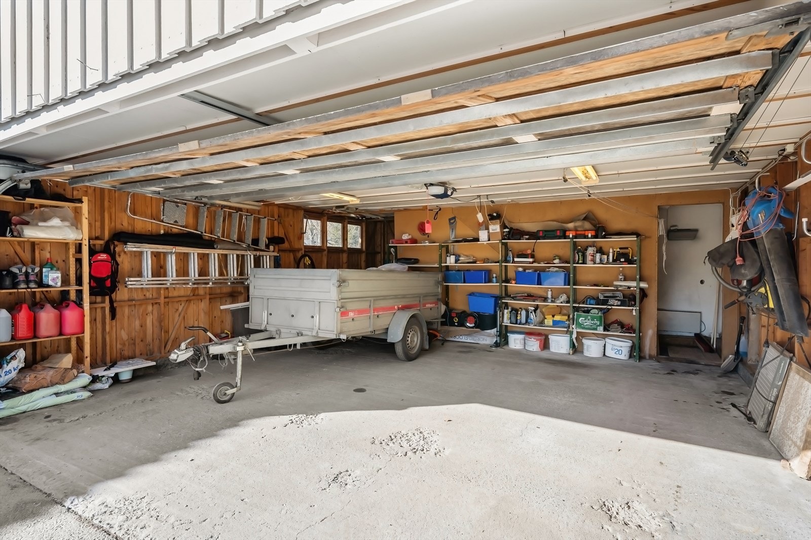 Stor dobbelgarasje med ny motor for garasjeport i 2022. Galleribilde